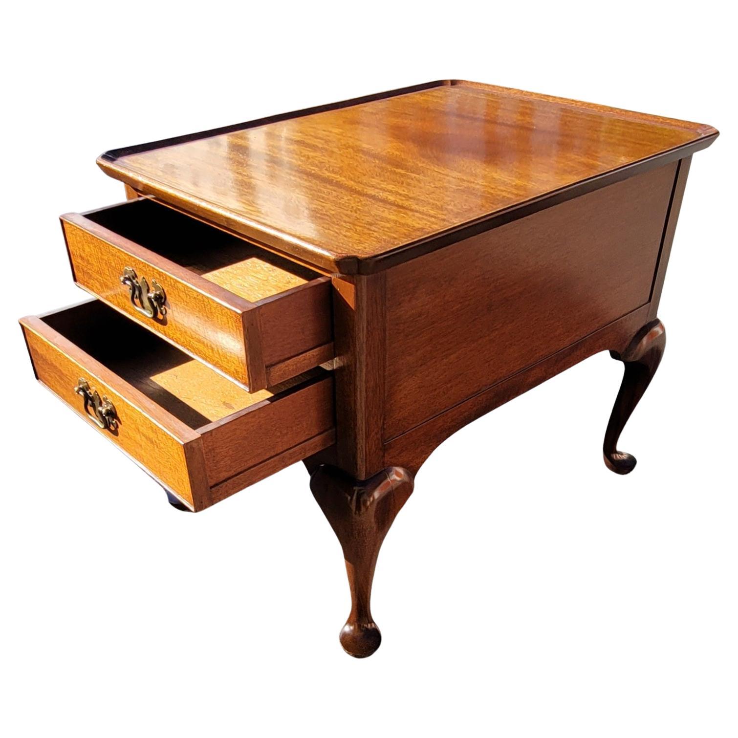20ième siècle Grande table de nuit à deux tiroirs en acajou Queen Anne de Furniture en vente