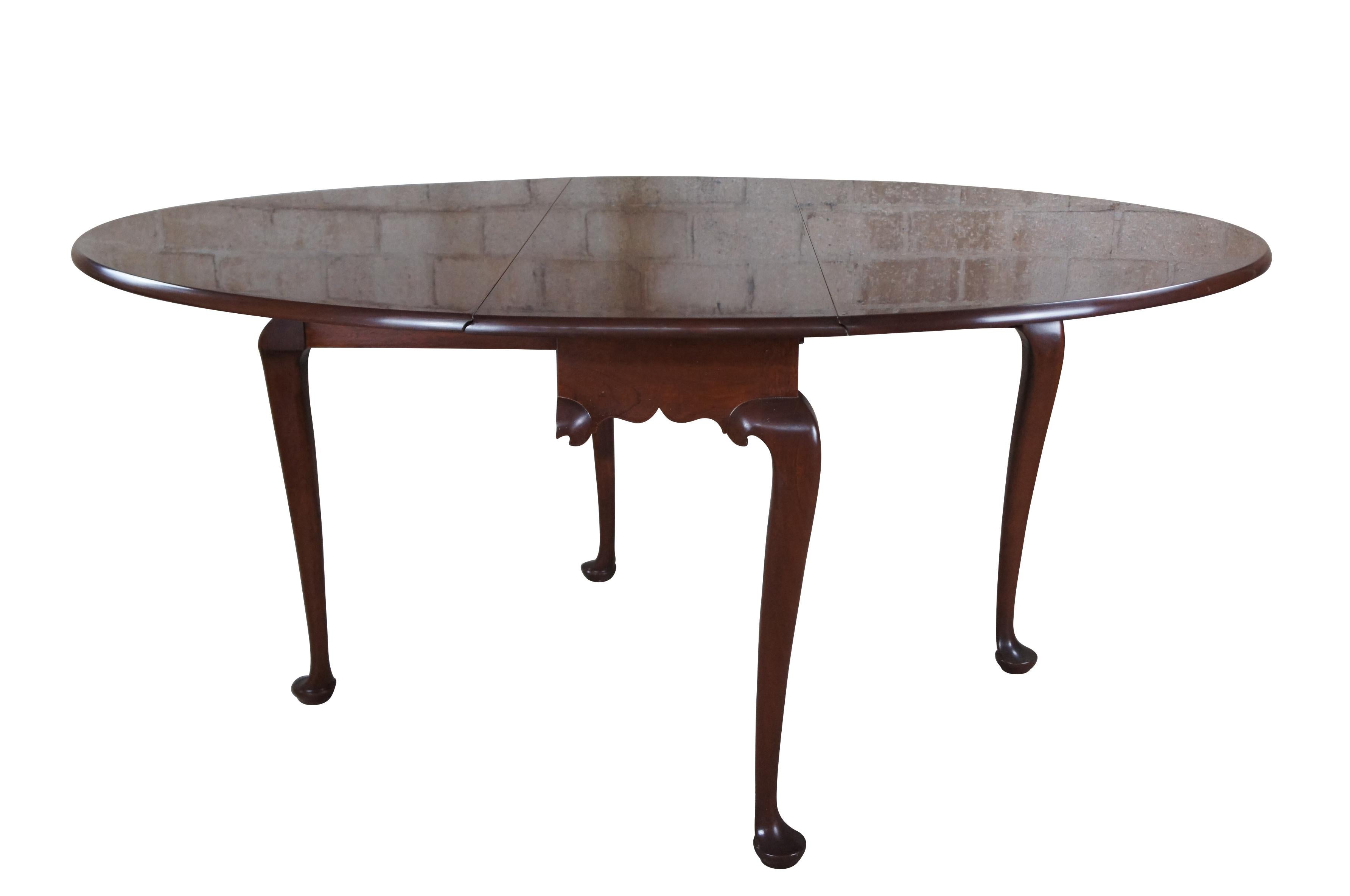 Vintage Biggs Furniture Chippendale / Queen Anne oval drop leaf dining table, circa last half 20th century. Made of mahogany featuring a high gloss georgian finish. The table has a rectangular or oval form with large drop leaves, gatelegs and
