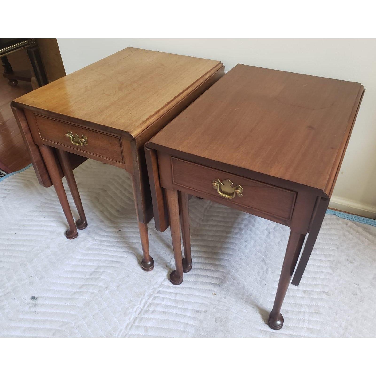 Biggs Richmond, a division of the famous Kittinger Furniture, pair of chippendale mahogany small drop leaf table pembroke table. Tables are in excellent structural condition with some finish loss. No obvious scratches.
Table measures 15