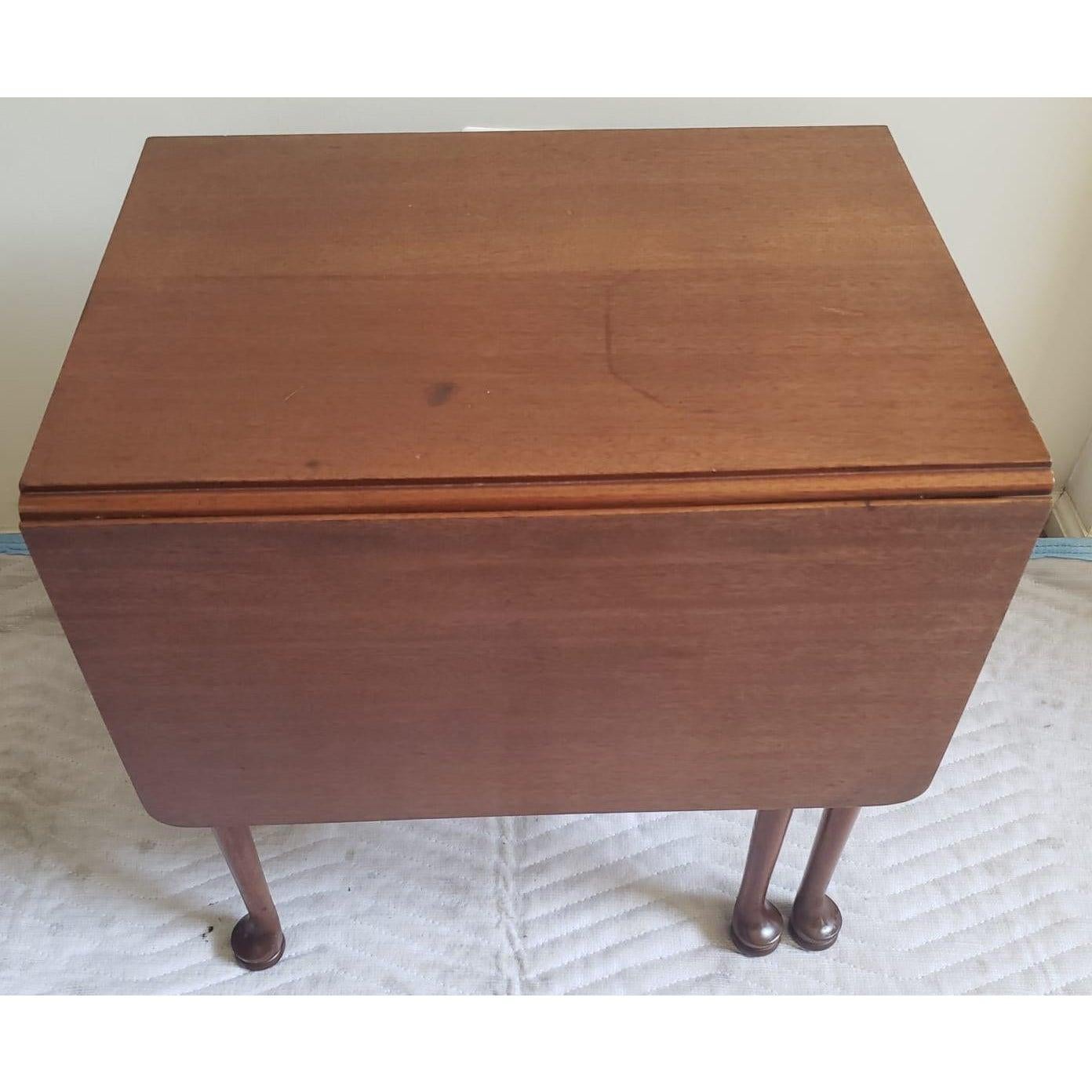 Biggs Kittinger Chippendale Mahogany Drop Leaf Table In Good Condition For Sale In Germantown, MD