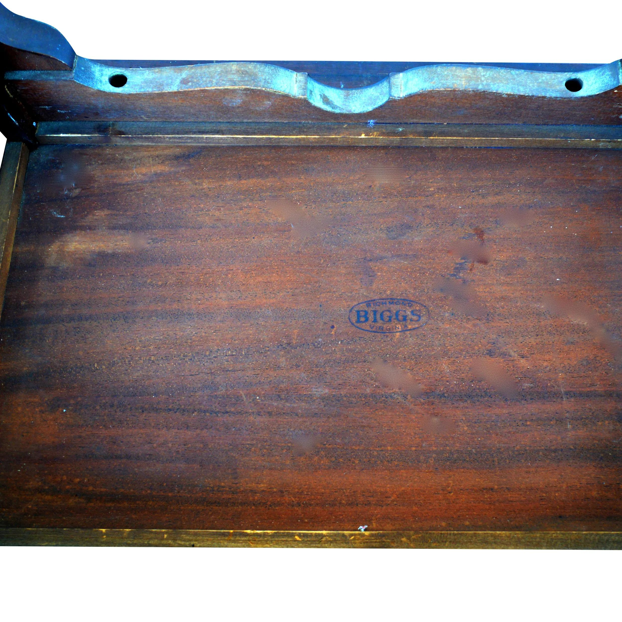 20th Century Biggs Queen Anne Mahogany End Table For Sale