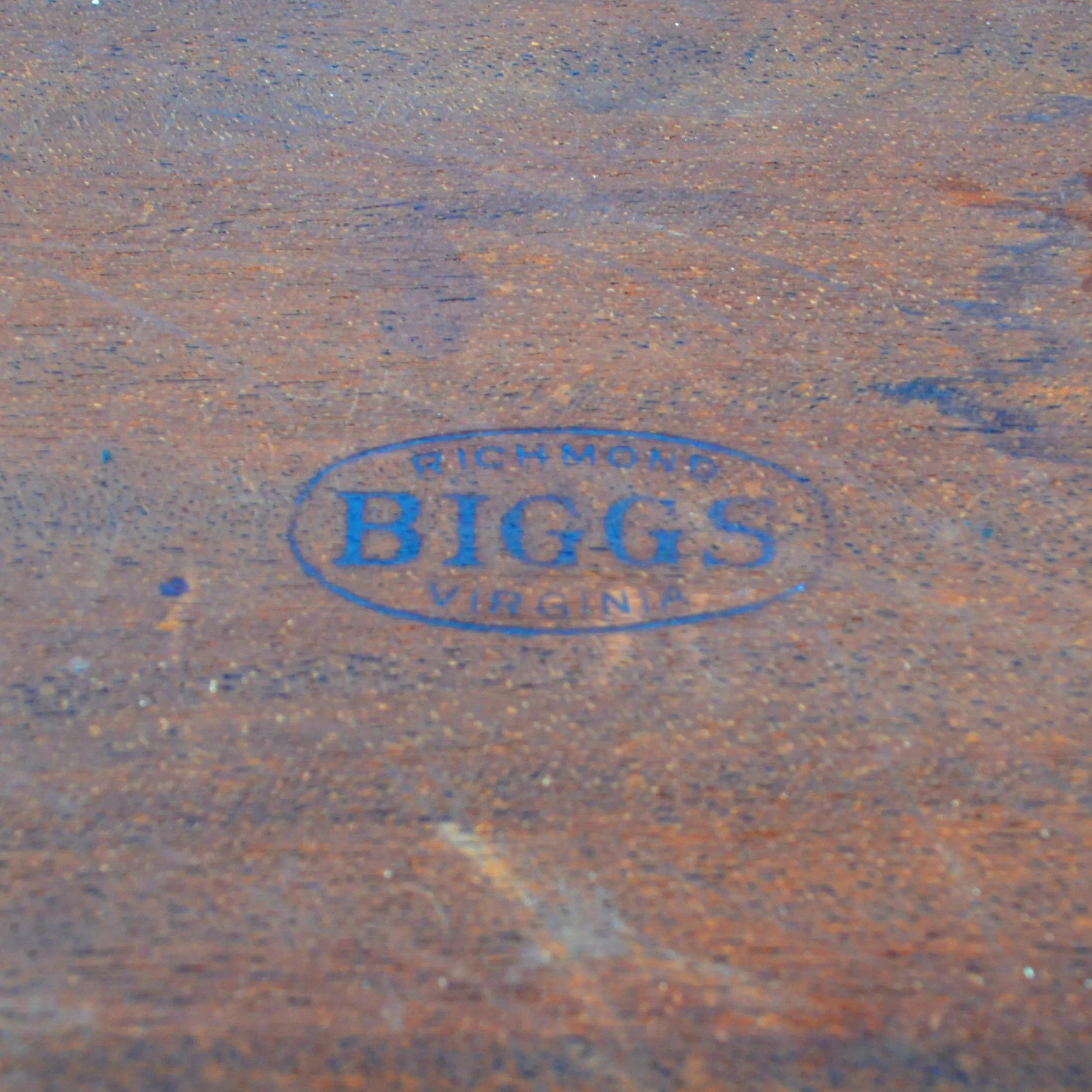 Biggs Queen Anne Mahogany End Table For Sale 2