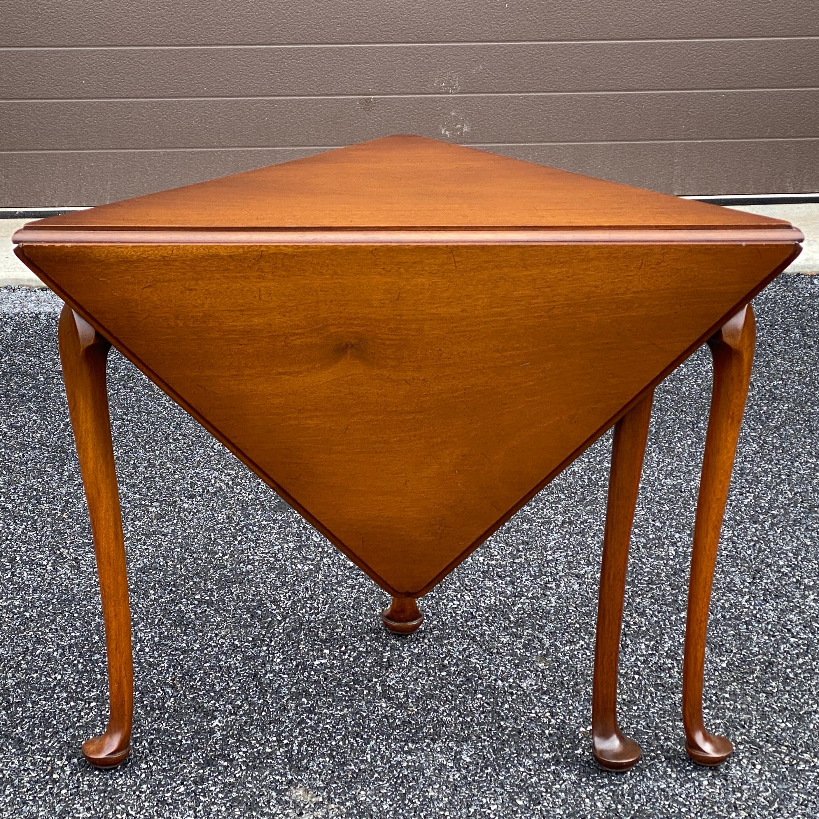 Biggs Queen Anne Mahogany Gate Leg Drop Leaf Napkin Side Table In Good Condition For Sale In West Chester, PA