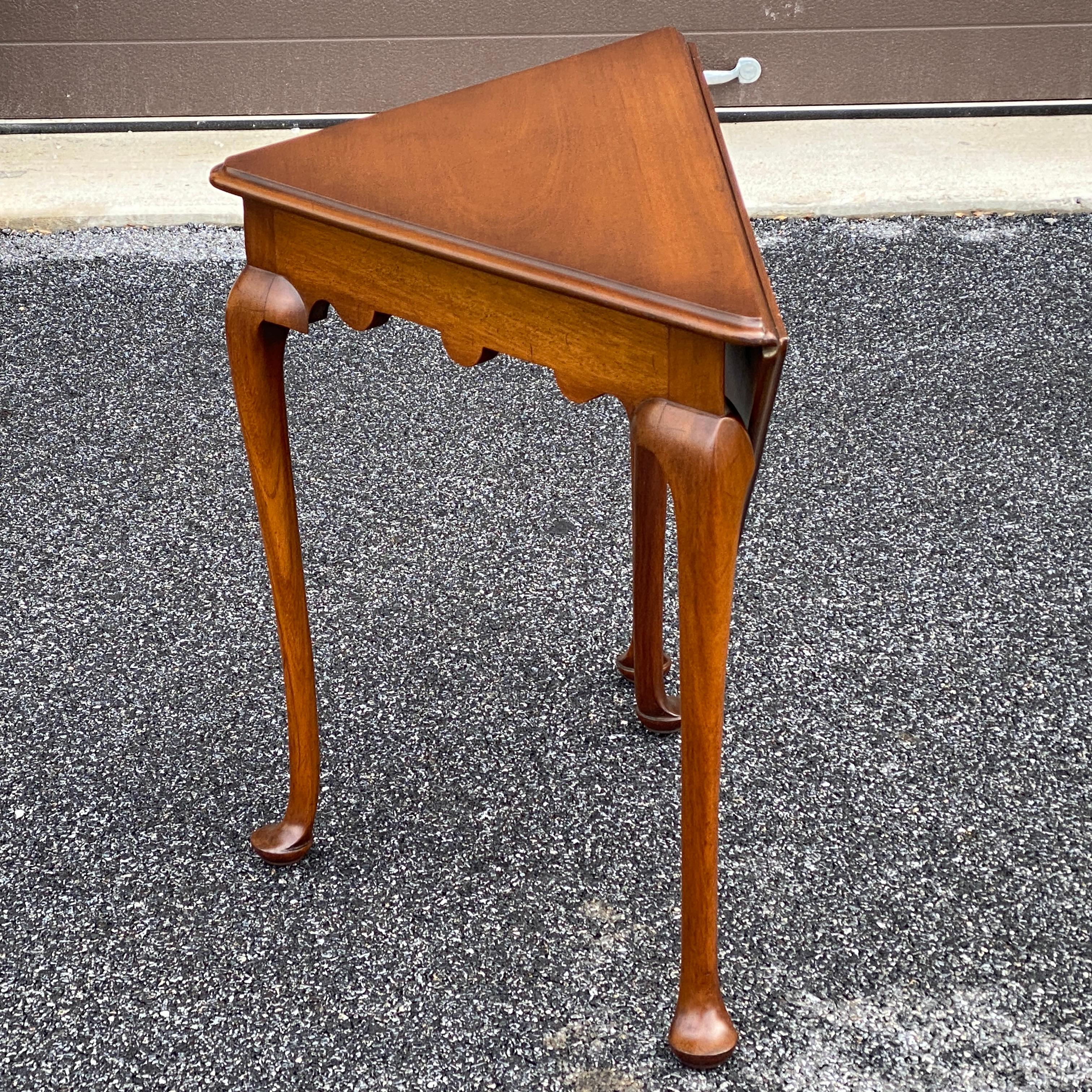 20th Century Biggs Queen Anne Mahogany Gate Leg Drop Leaf Napkin Side Table For Sale