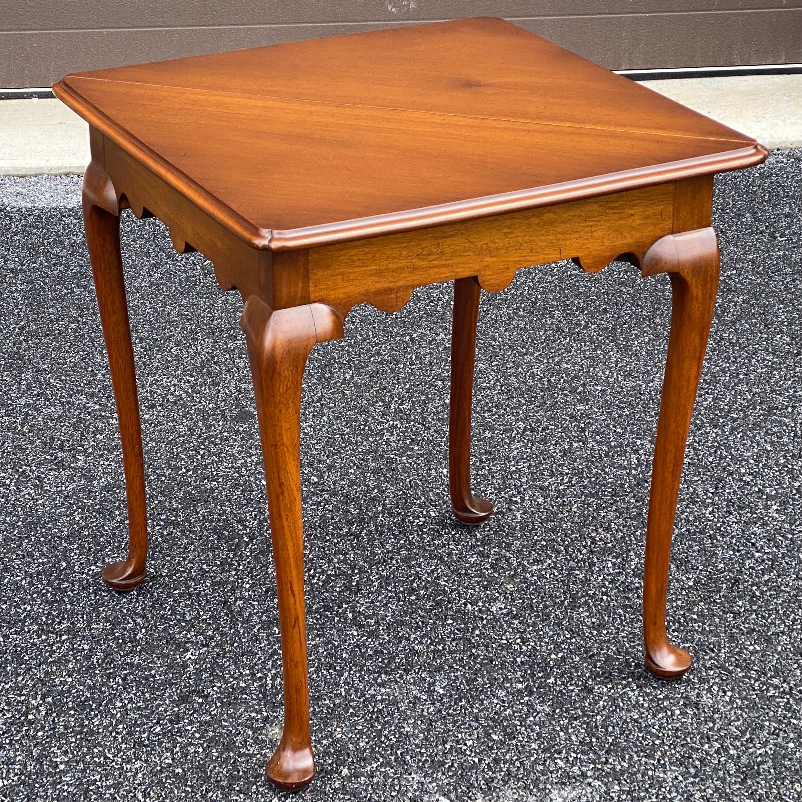 Biggs Queen Anne Mahogany Gate Leg Drop Leaf Napkin Side Table For Sale 2