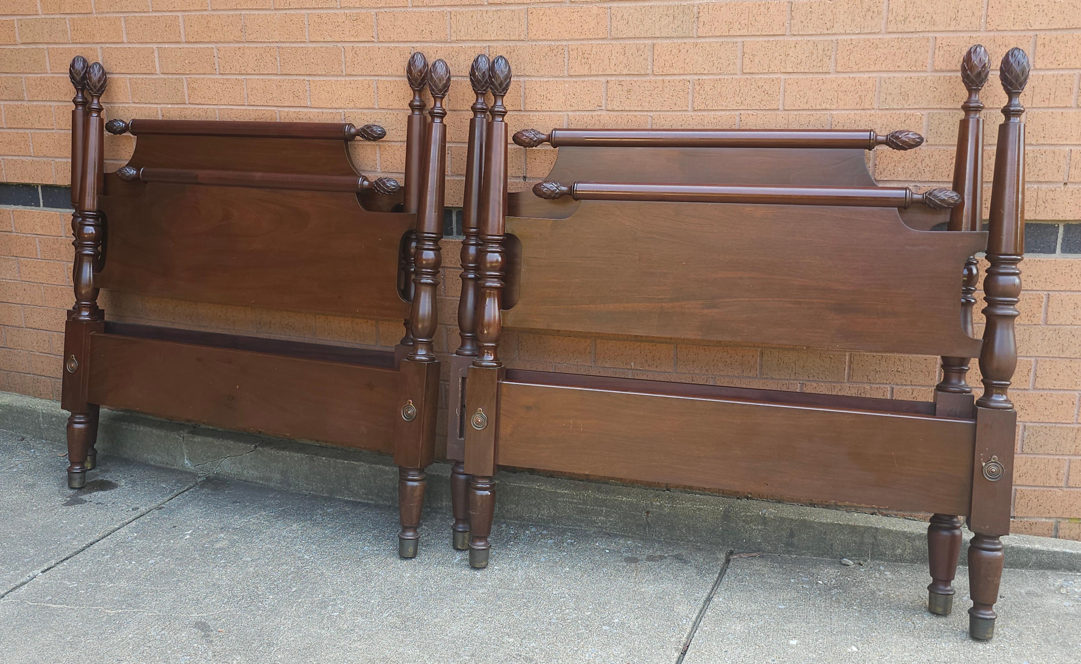Biggs Virginia Mahogany Pineapple 3/4 Twin Beds, Pair In Good Condition For Sale In Germantown, MD