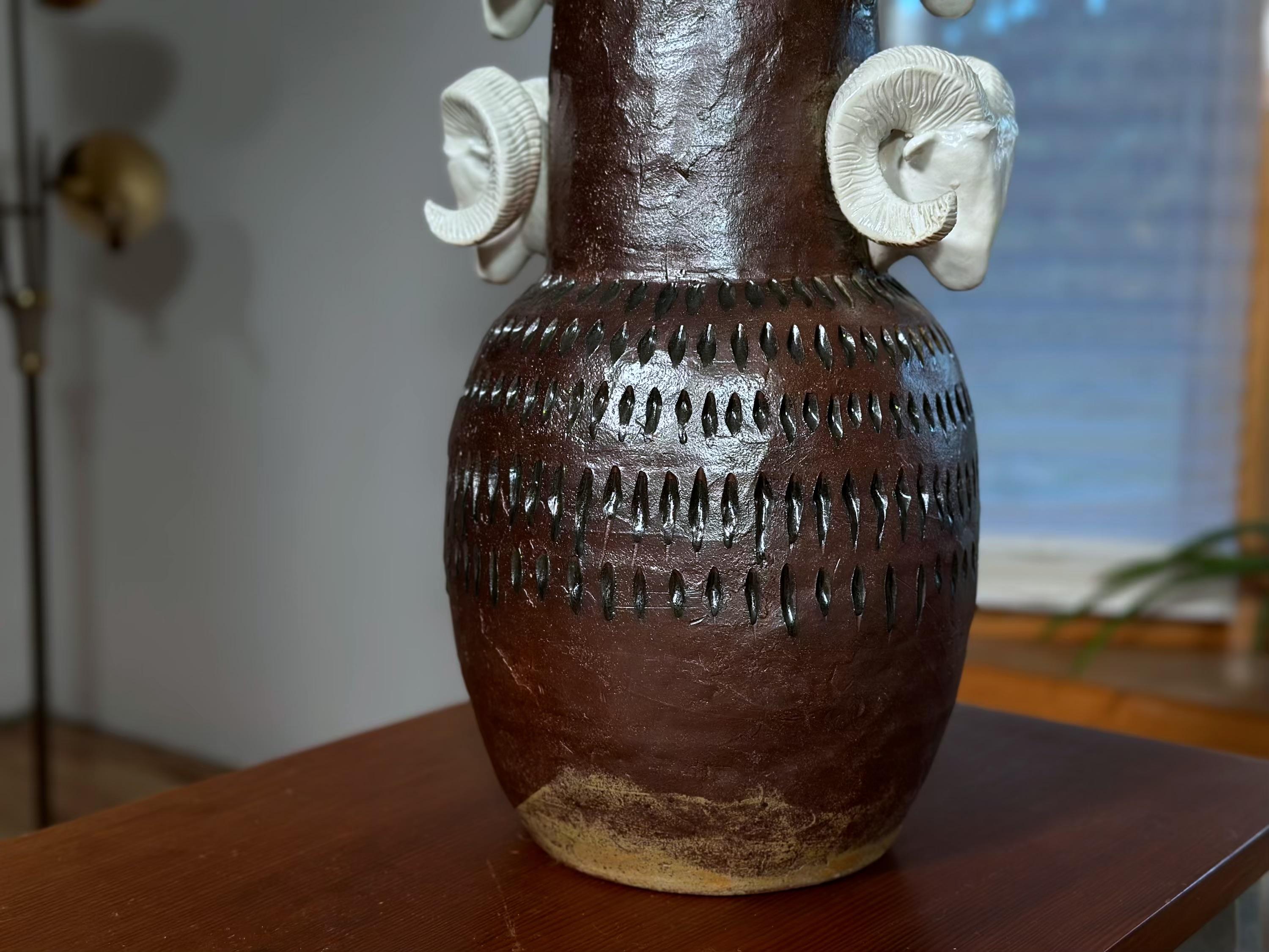 JESSE FALES, BigHorn Sheep Big Vase, cuisson au sel, porcelaine et grès. Glacé uniquement à l'intérieur. A l'intérieur du vase : Bernaches du Canada (sur le dessus, à l'intérieur)

Les mesures sont les suivantes : 25.5 pouces HAUTEUR
Circonférence