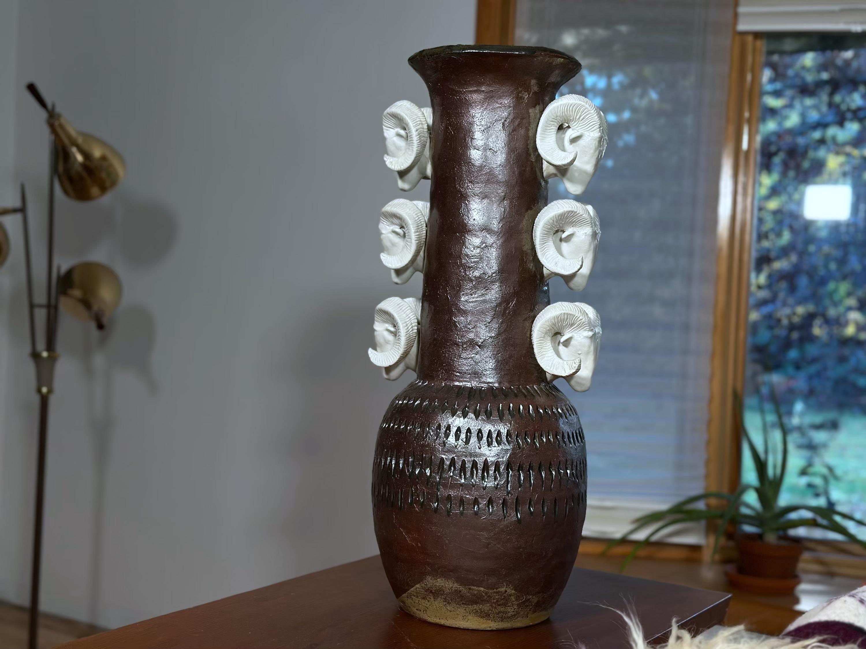 Américain BigHorn Sheep Big Vase Ceramic (Yellowstone) Grès, Porcelaine en vente