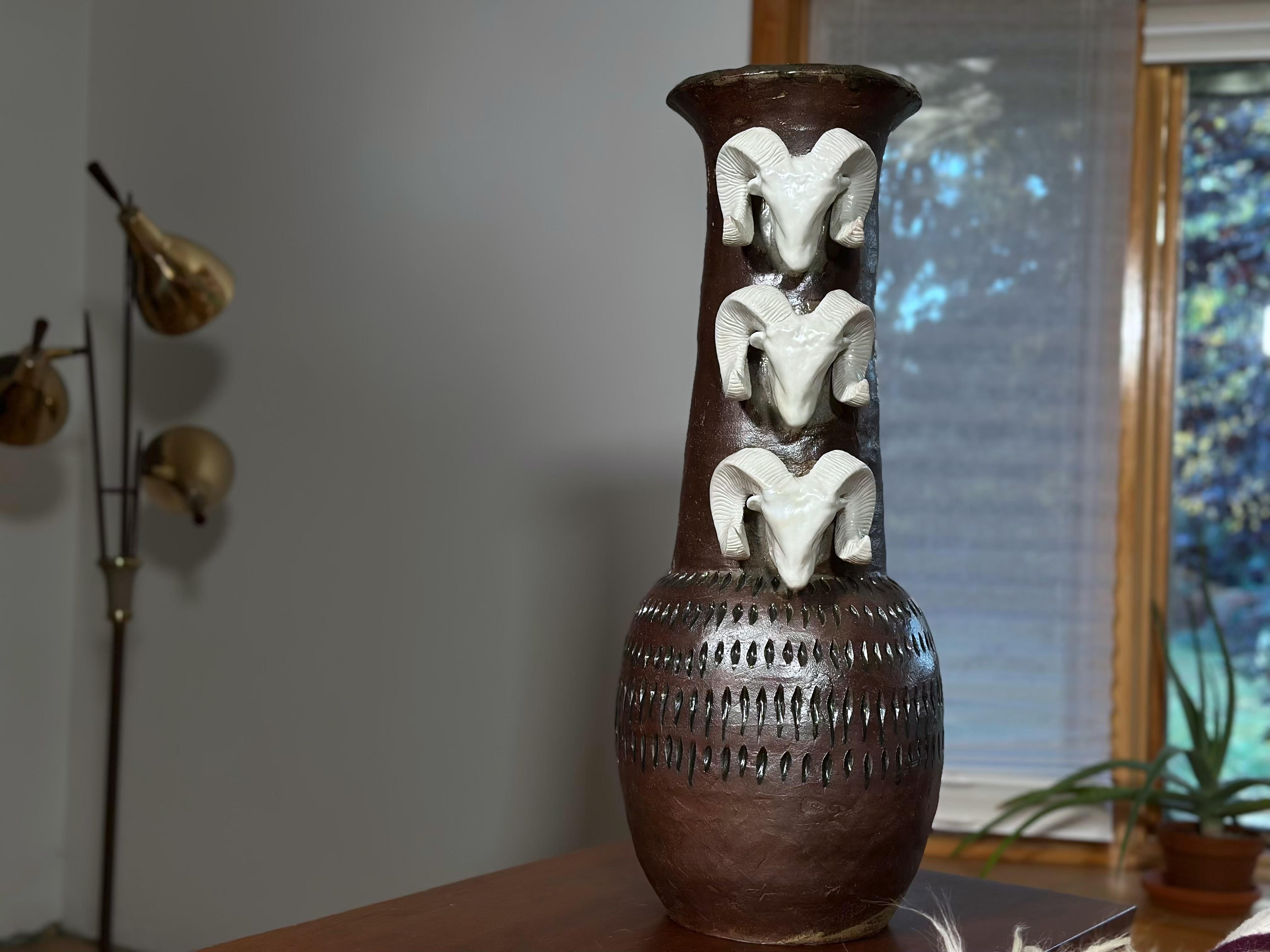 BigHorn Sheep Big Vase Ceramic (Yellowstone) Grès, Porcelaine Bon état - En vente à Cody, WY