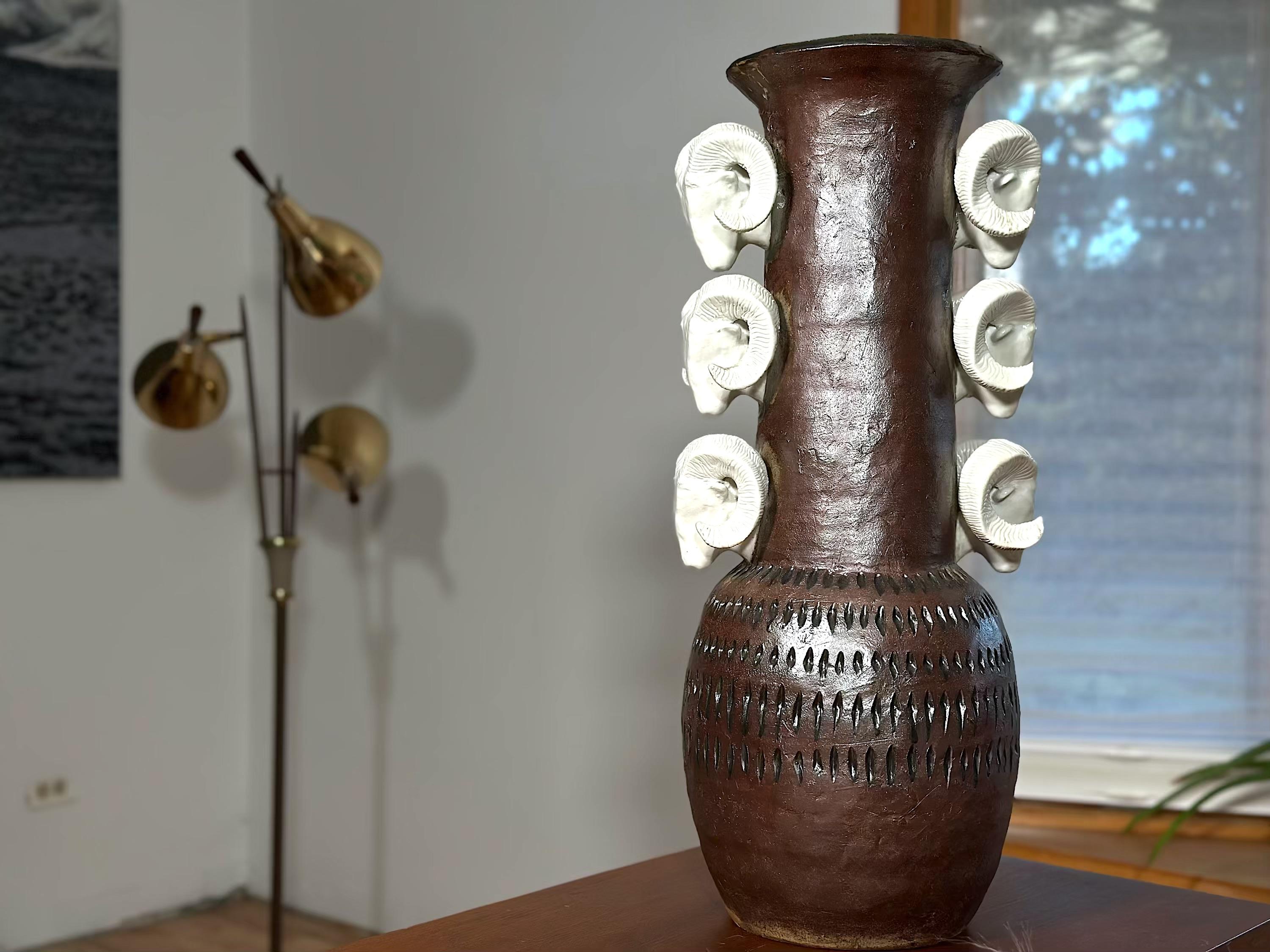 XXIe siècle et contemporain BigHorn Sheep Big Vase Ceramic (Yellowstone) Grès, Porcelaine en vente