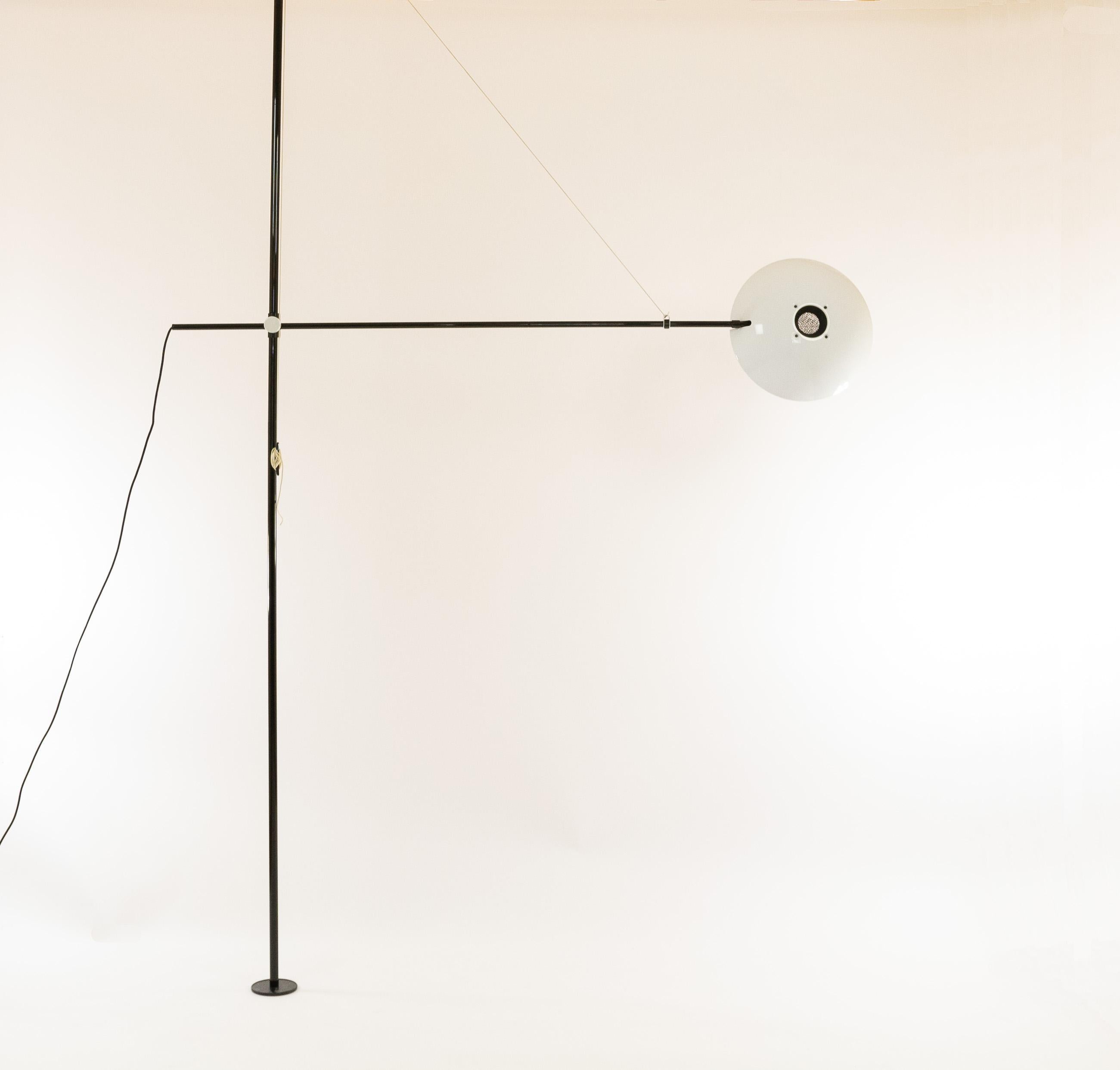 Lampe de sol à plafond Bigo entièrement réglable par S.T. Valenti pour le fabricant italien Valenti Luci, 1981

Bigo est un lampadaire halogène équipé d'un système de tubes télescopiques permettant de fixer la colonne entre le plafond et le sol.