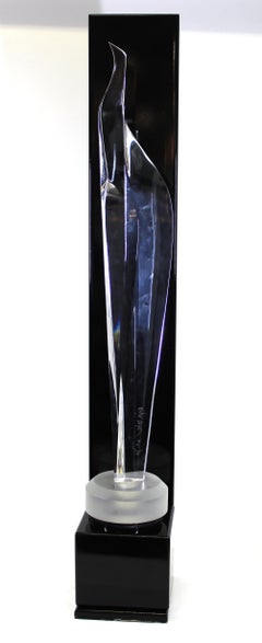 Scultura acrilica astratta moderna di Bijan Bahar su espositore laccato