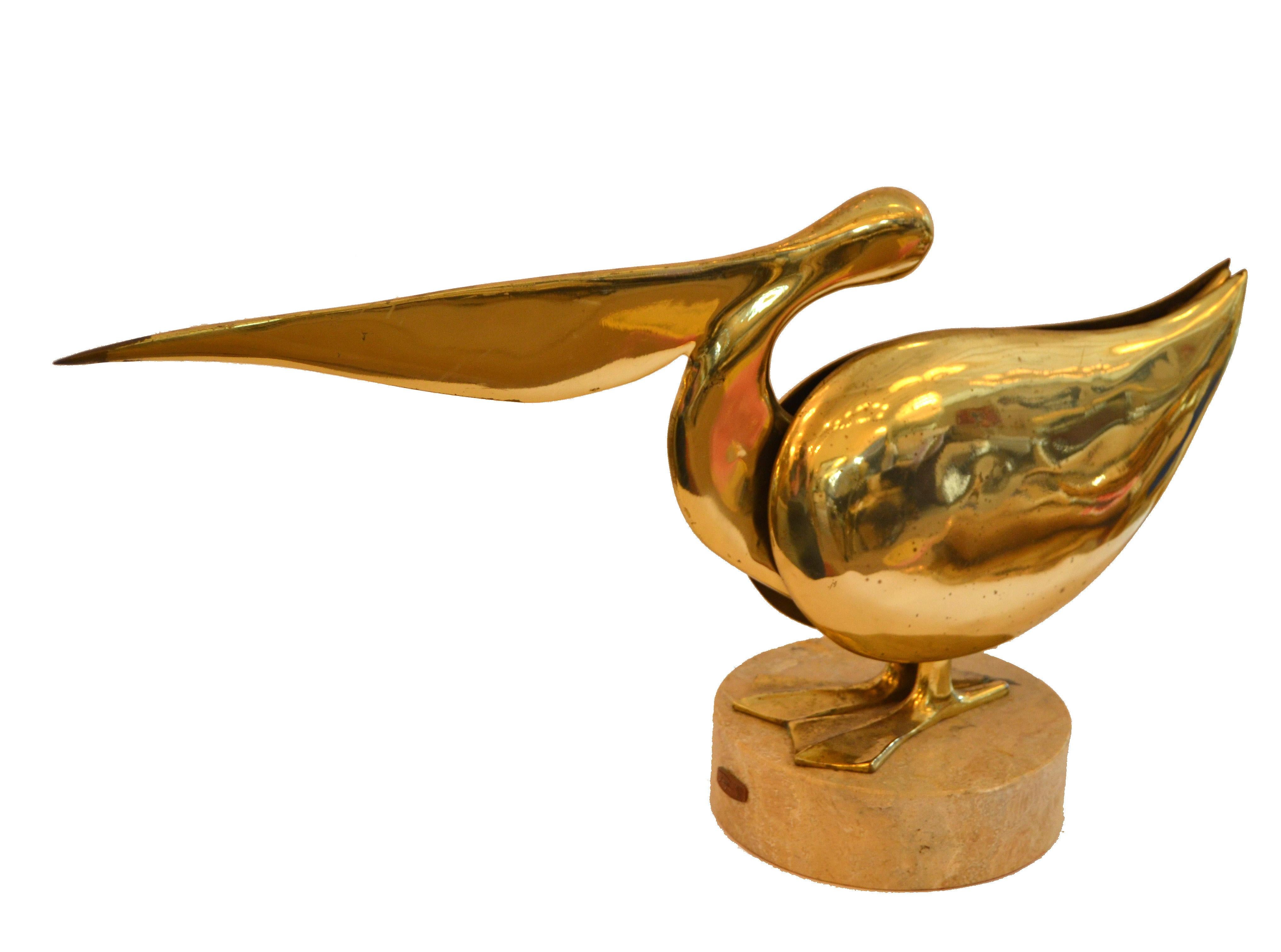 Sculpture originale en laiton de Bijan Pelican montée sur une base en marbre.
Il porte le logo original du fabricant sur la base en marbre et il est daté de 1980.
En raison de son âge et de son utilisation, le laiton présente des taches et des