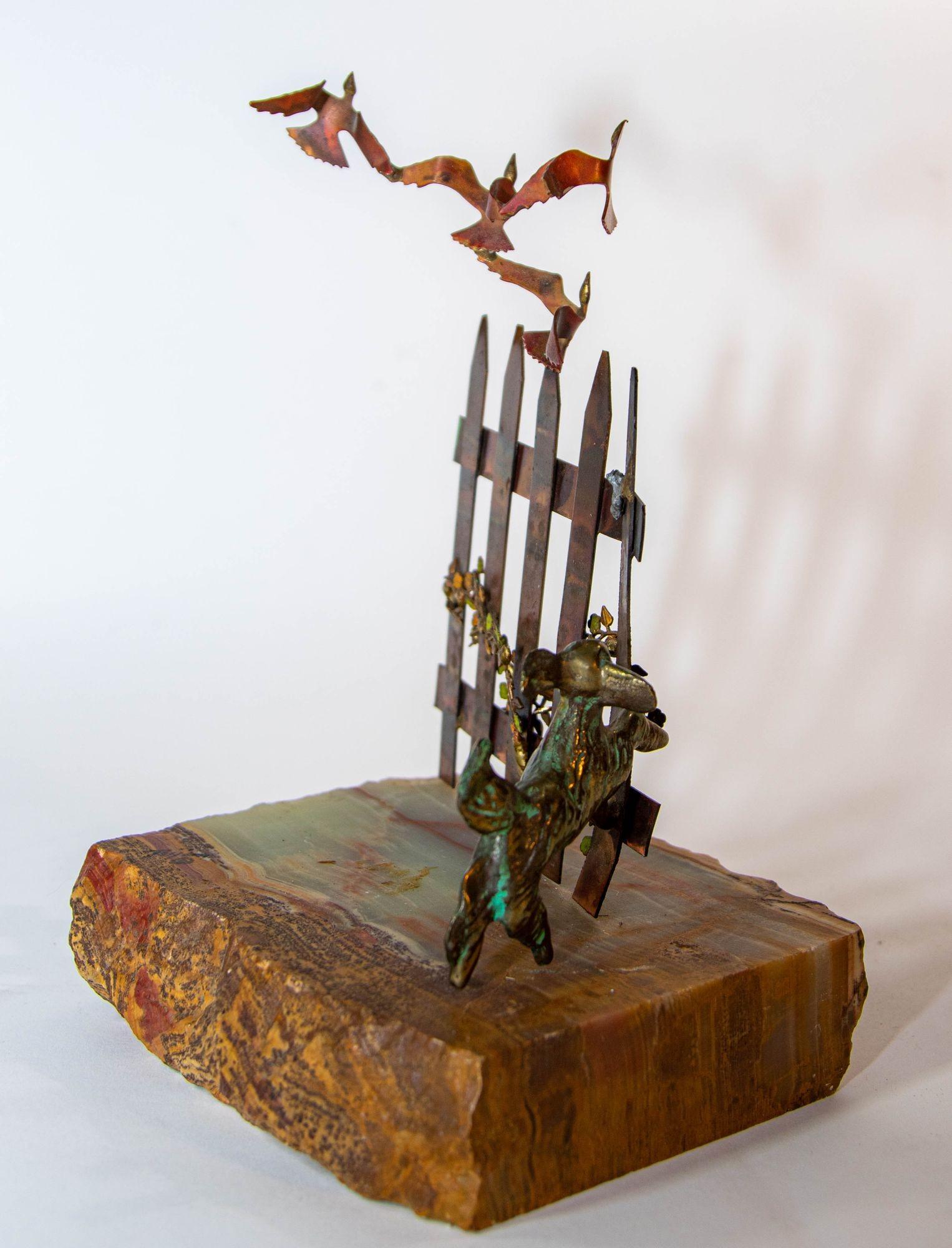 XX secolo Scultura in metallo Bijan Cane con uccelli all'inseguimento Rame e ottone su base di pietra in vendita