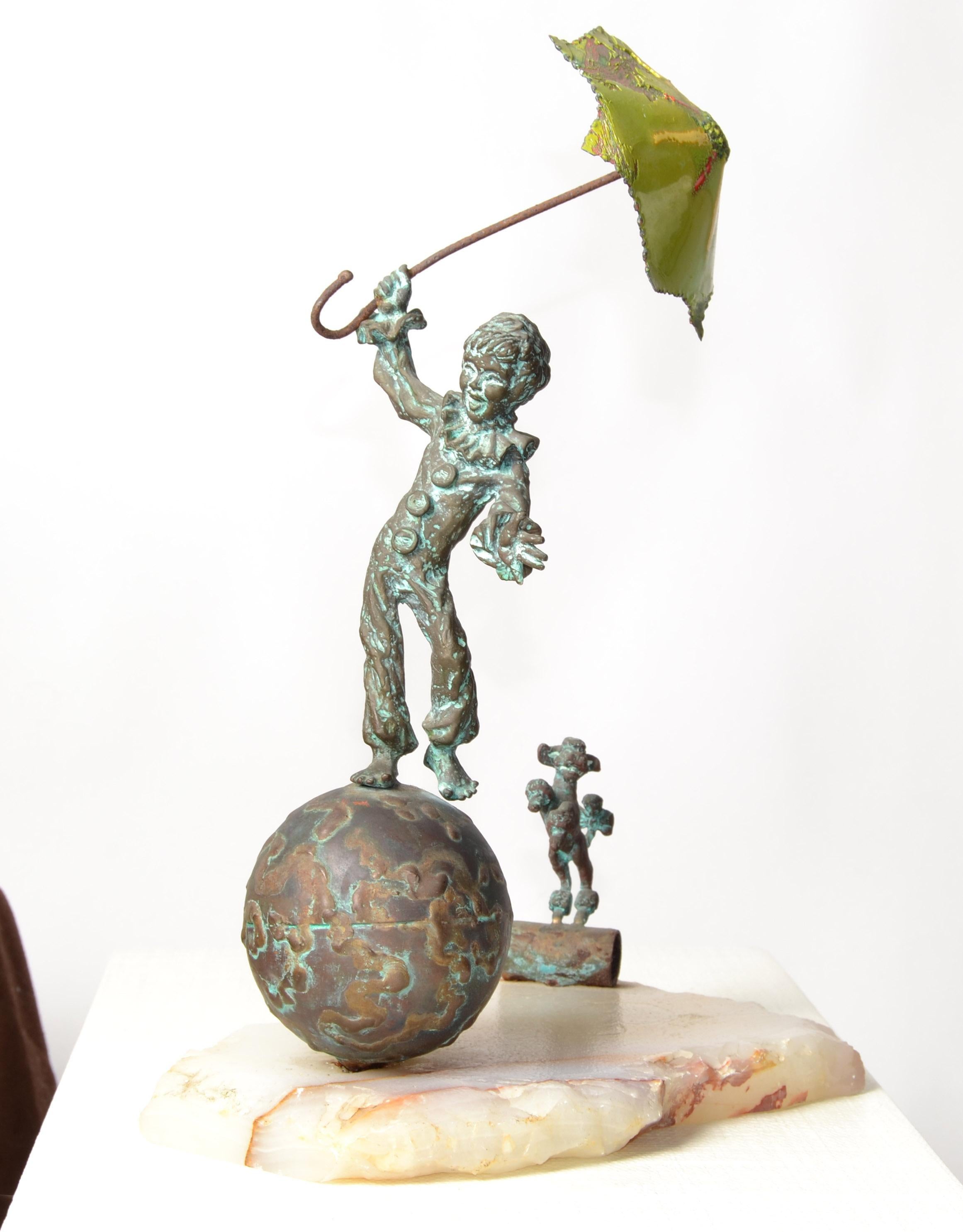 Original Bijan Studio Bronze auf Alabaster Skulptur mit dem Titel On Top Of The World von Künstler Bijan. 
Wunderschöne Statue, Figur oder Tischskulptur eines Clown-Jungen, der mit seinem handbemalten Emaille-Regenschirm auf der runden Welt und