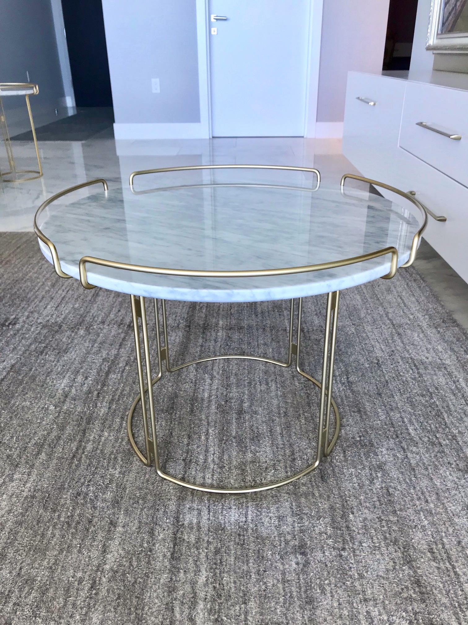 Stunning side table or end table designed by Fabrice Berrux for Roche Bobois. Table has a Mid-Century Modern inspired design. Features white Carrara marble top with round three-sided steel wire frame in lacquered matte gold or satin brass finish.