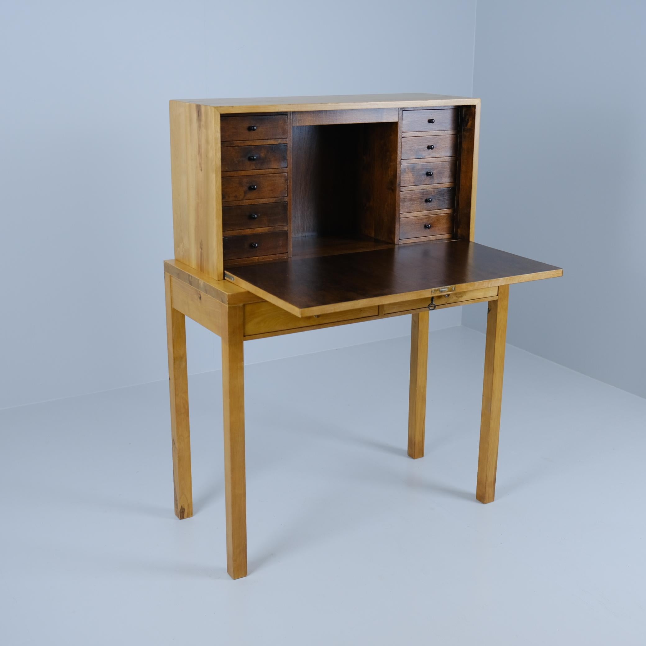 Bijou Funktionalistischer klappbarer Sekretär im finnischen Design, geflammte Birke, 1940er Jahre im Angebot 4