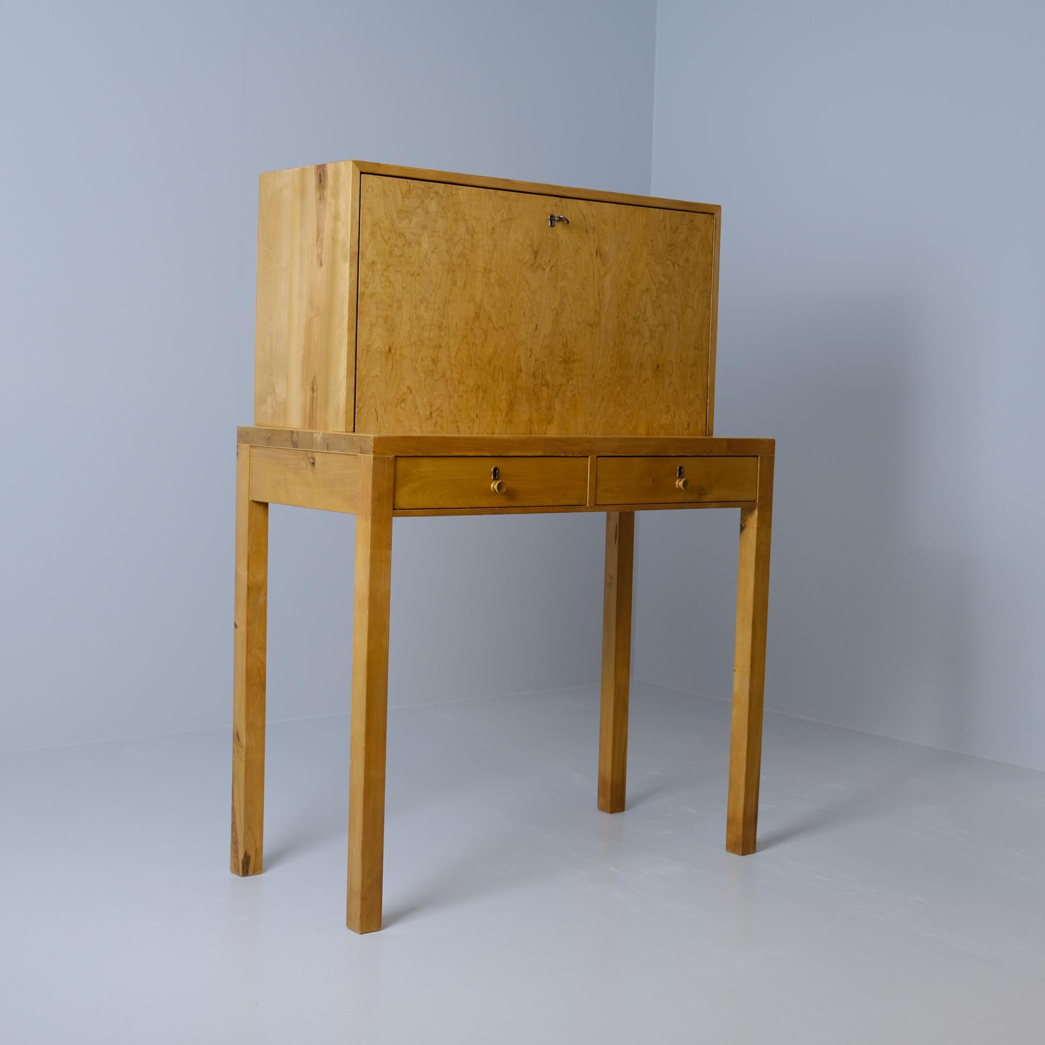 Ein schöner faltbarer Sekretär mit minimalistischer Ausstrahlung und funktionellem Design. Dieses Stück ist ganz aus geraden Linien konstruiert und hat eine erstaunliche Flamme Birke furniert Klappdeckel / Schreibtafel. Das Stück ähnelt stark den