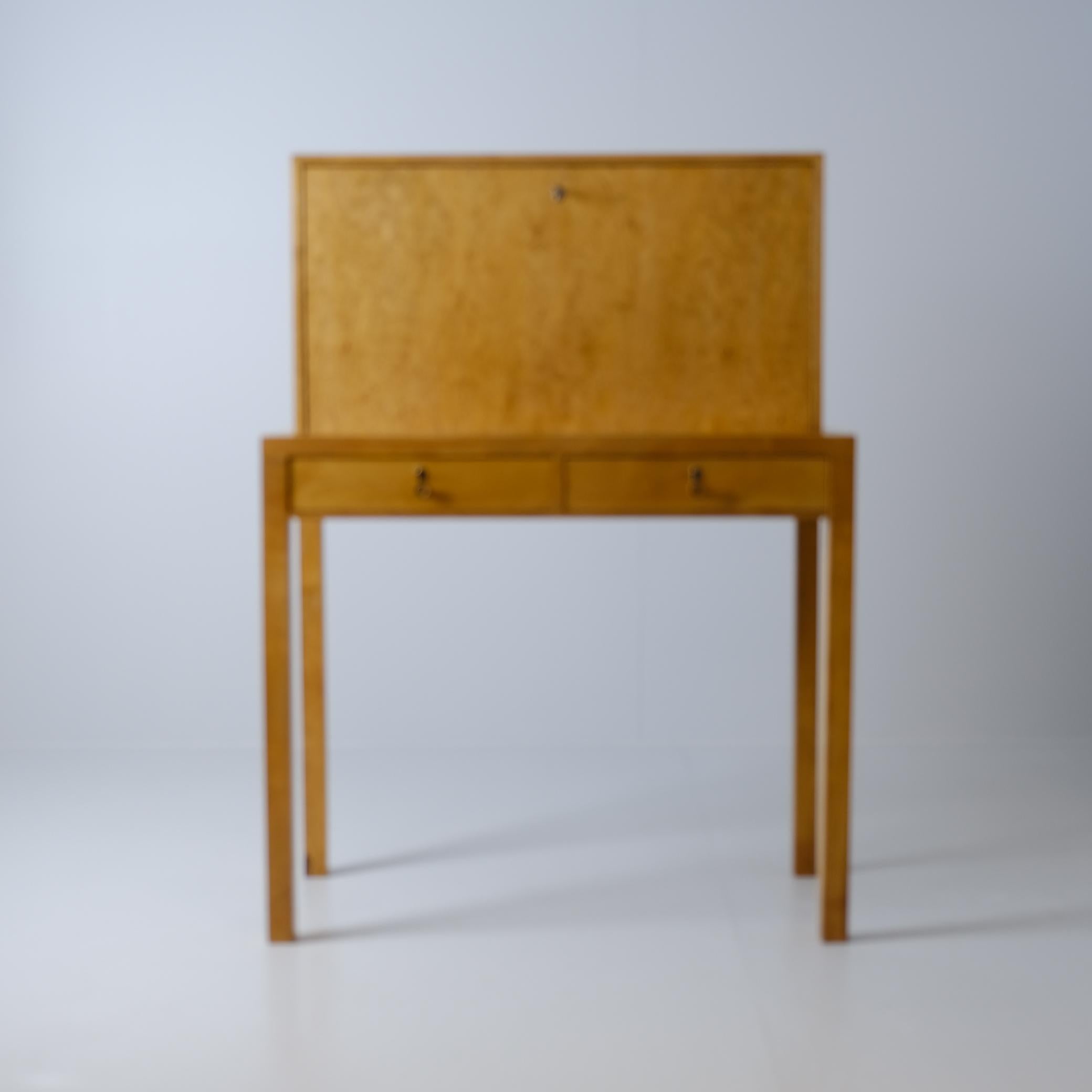 Bijou Funktionalistischer klappbarer Sekretär im finnischen Design, geflammte Birke, 1940er Jahre (Skandinavische Moderne) im Angebot