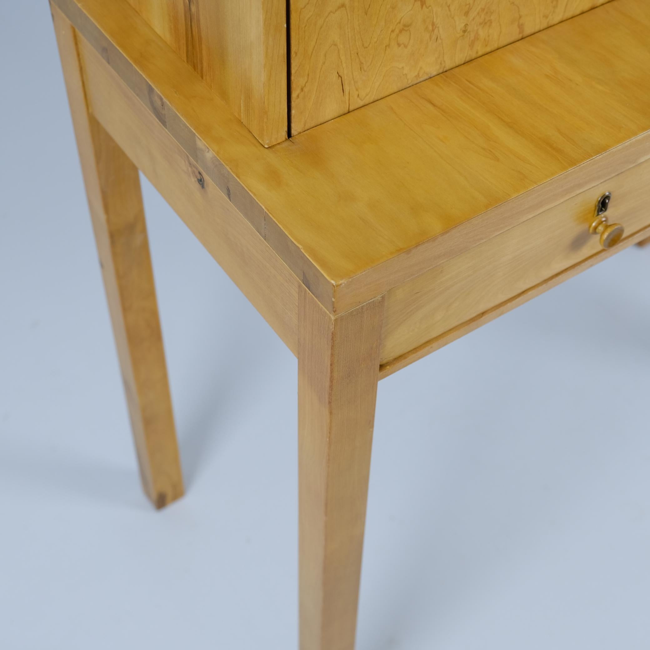 Bijou Funktionalistischer klappbarer Sekretär im finnischen Design, geflammte Birke, 1940er Jahre (Finnisch) im Angebot