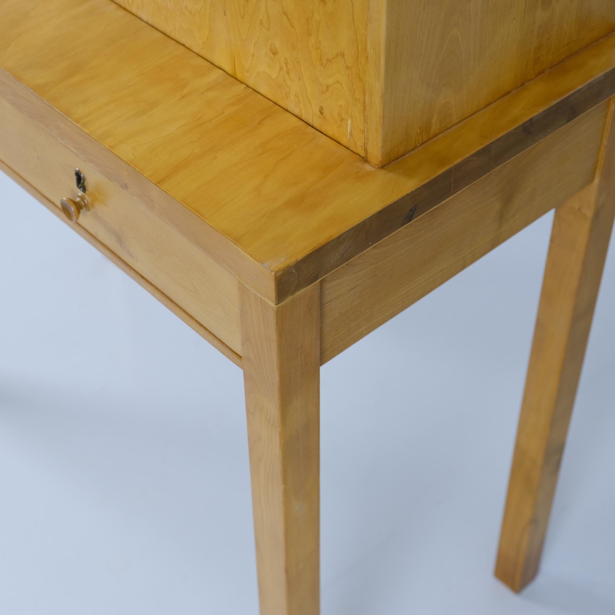 Bijou Funktionalistischer klappbarer Sekretär im finnischen Design, geflammte Birke, 1940er Jahre im Zustand „Gut“ im Angebot in Helsinki, FI