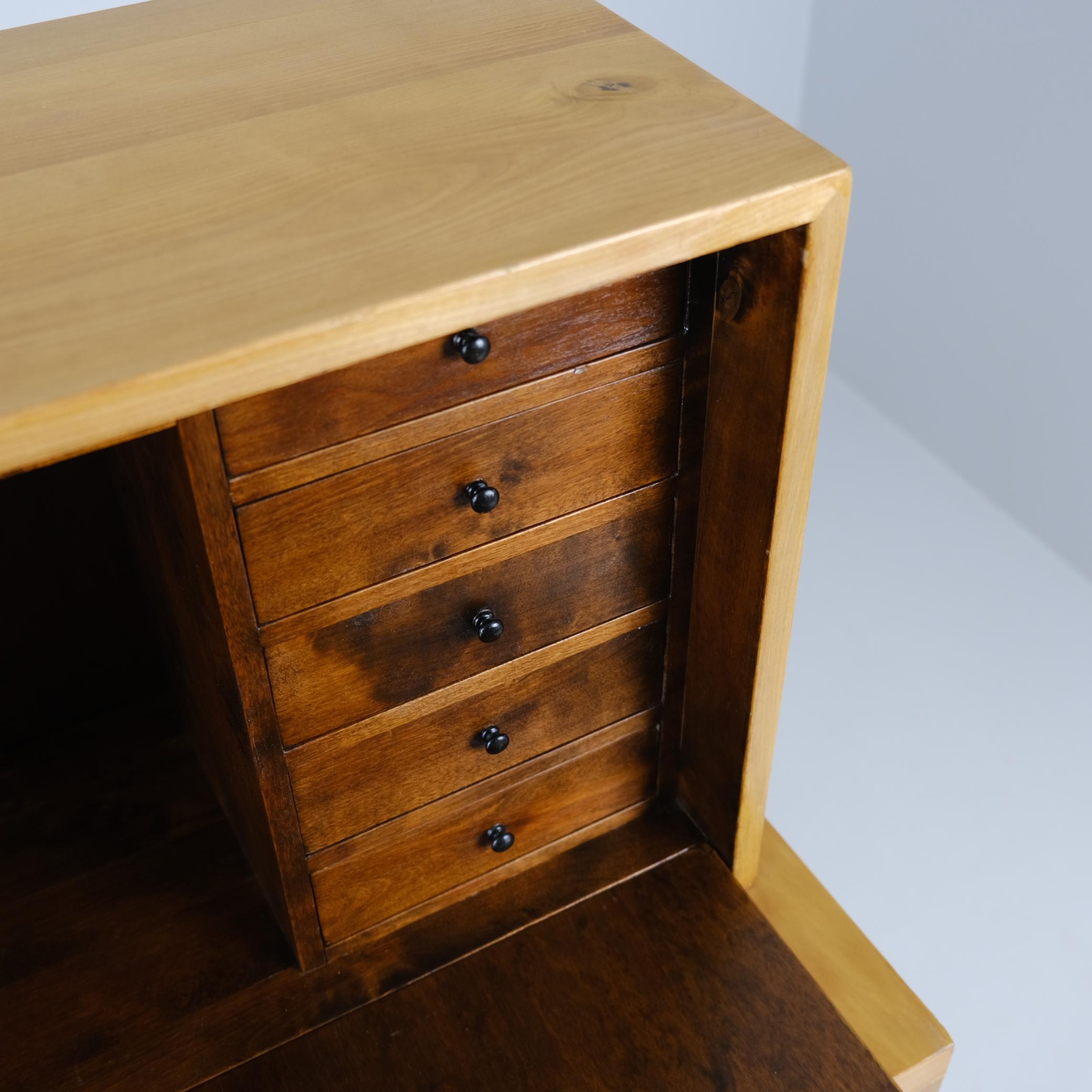 Bijou Funktionalistischer klappbarer Sekretär im finnischen Design, geflammte Birke, 1940er Jahre (Mitte des 20. Jahrhunderts) im Angebot