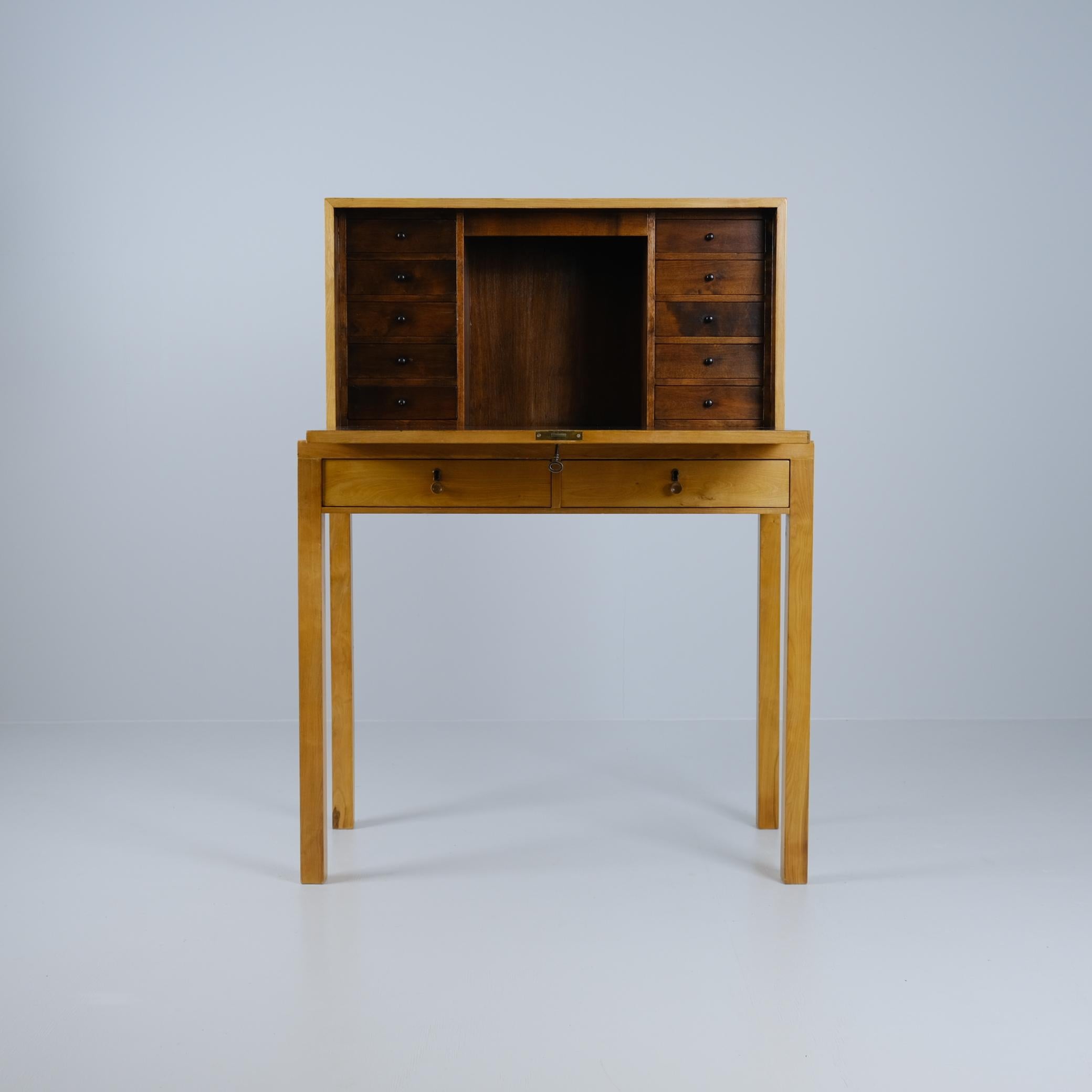 Bijou Funktionalistischer klappbarer Sekretär im finnischen Design, geflammte Birke, 1940er Jahre im Angebot 3