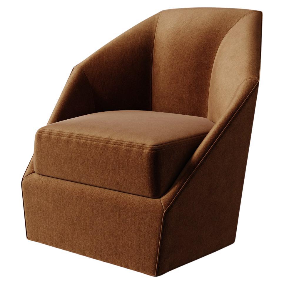 Der Bijou Swivel Chair von Lemieux et Cie ist ein skulpturales Statement, das mit seinen facettierten Linien und seiner kühnen Silhouette die geometrische Dramatik des französischen Deco aufgreift. Eine Studie in Präzision und Eleganz, deren kantige