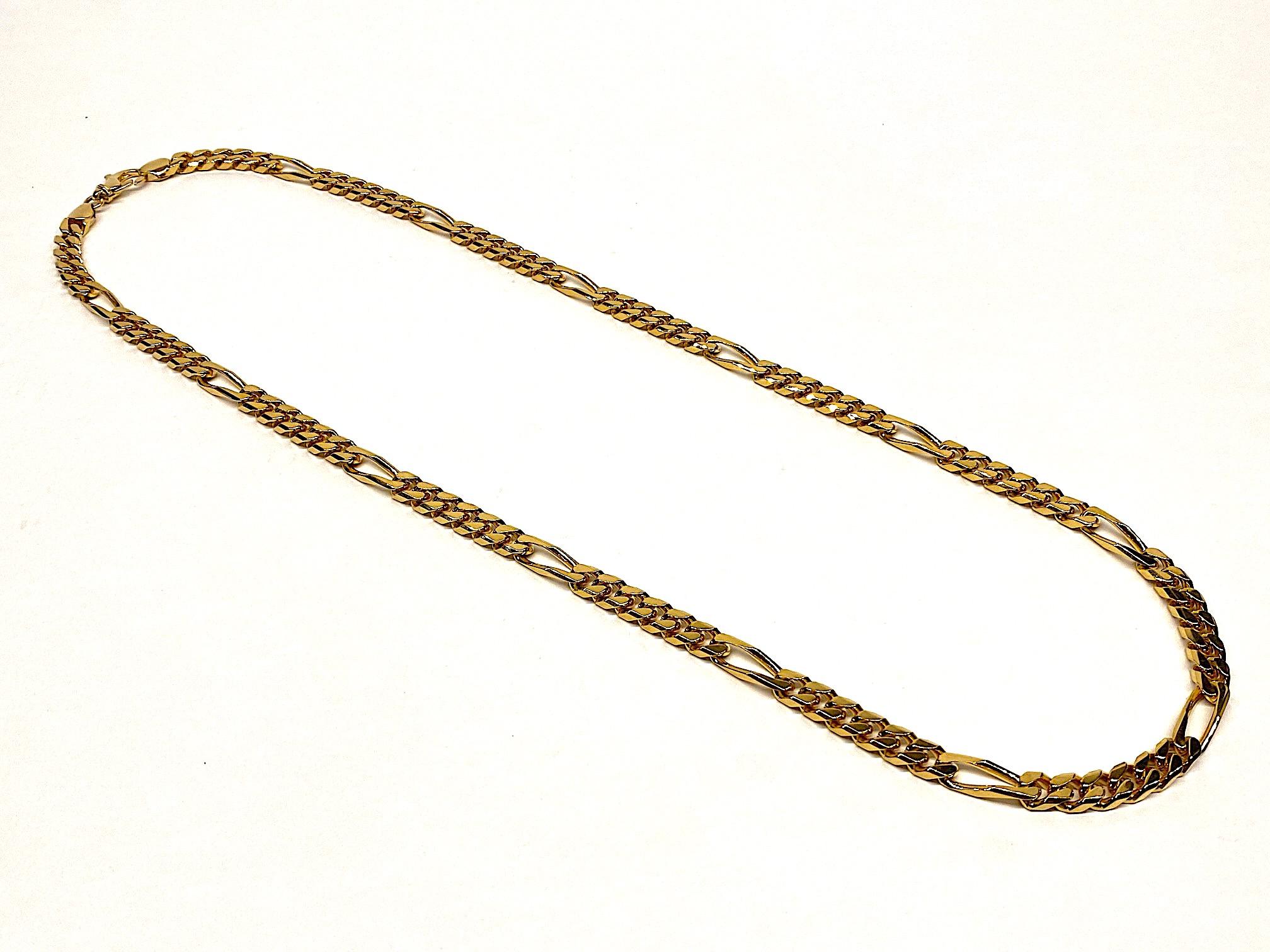 Un joli collier long en chaîne de style Figaro des années 1980 par la société italienne Bijoux Cascio. Le collier est d'un poids assez important. Il est plaqué or et mesure 35,25 pouces de long, 0,32 pouce de large et 0,19 pouce d'épaisseur. Il