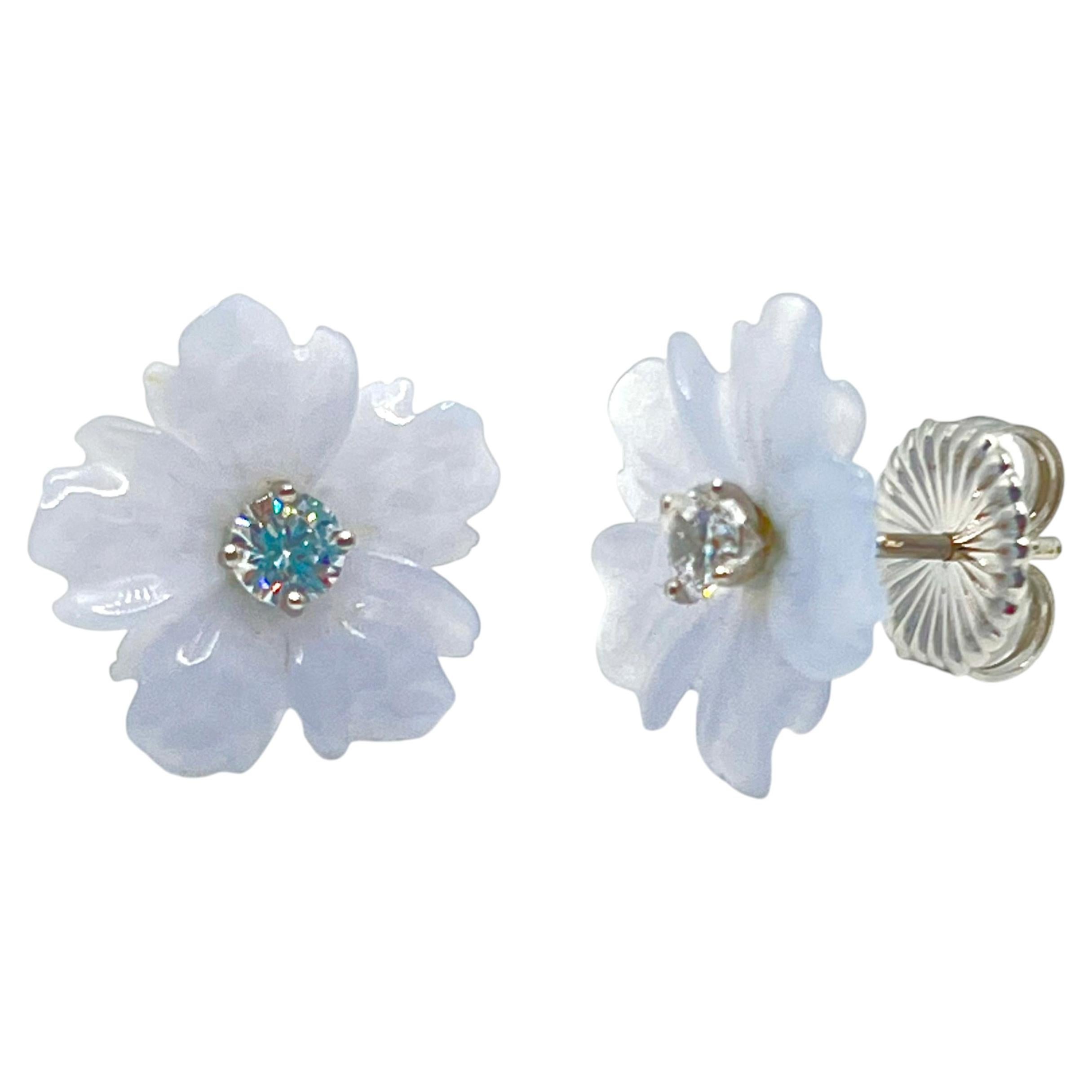 Boucles d'oreilles « Bijoux Num » 14 mm en calcédoine sculptée en forme de fleur en vente