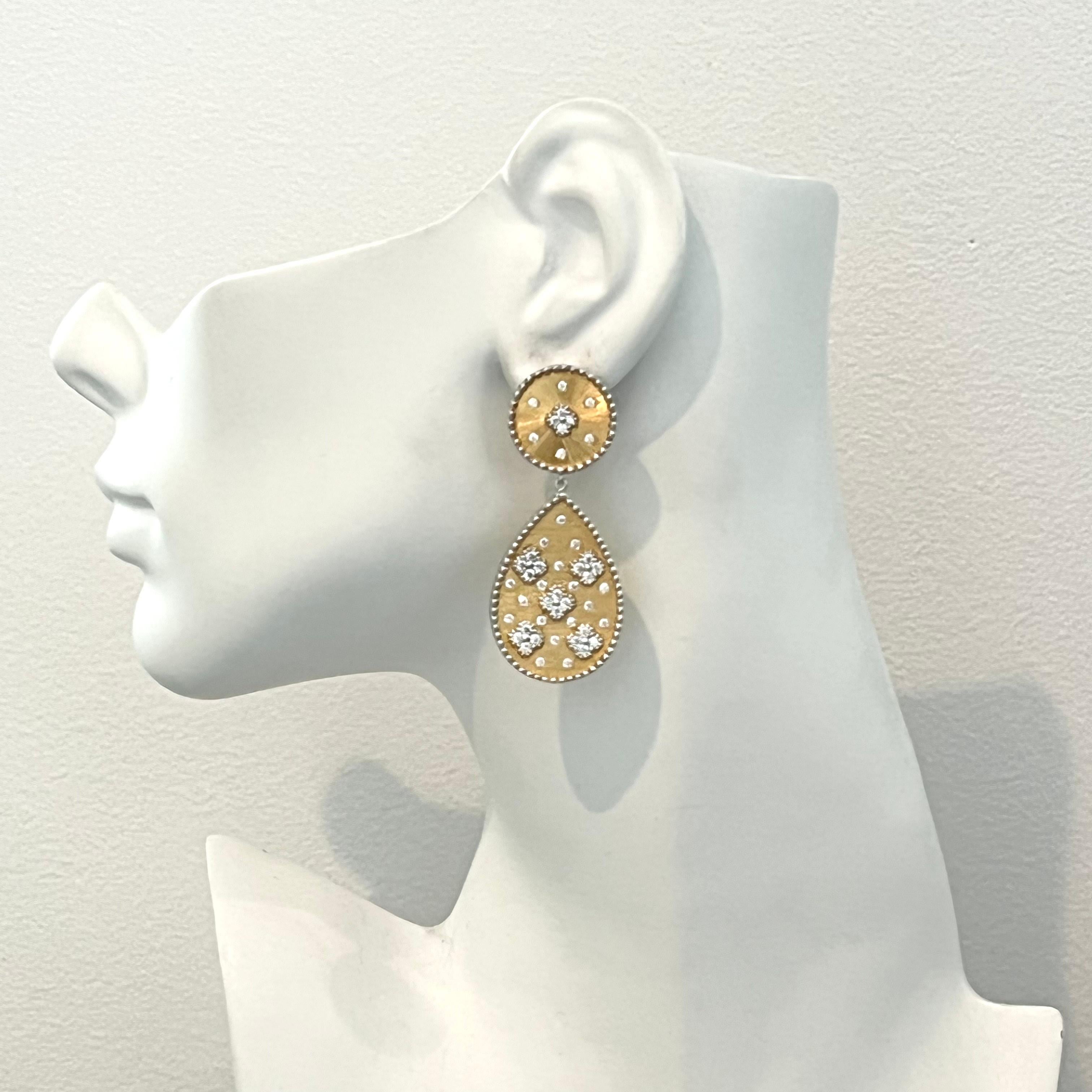 Stunning Bijoux Num Clover Pattern Pear Shape Drop Vermeil Earrings

These fabulous earrings feature 94pcs of round simulated diamonds handset in 18k yellow gold vermeil over sterling silver, finished with handmade Italian-style 