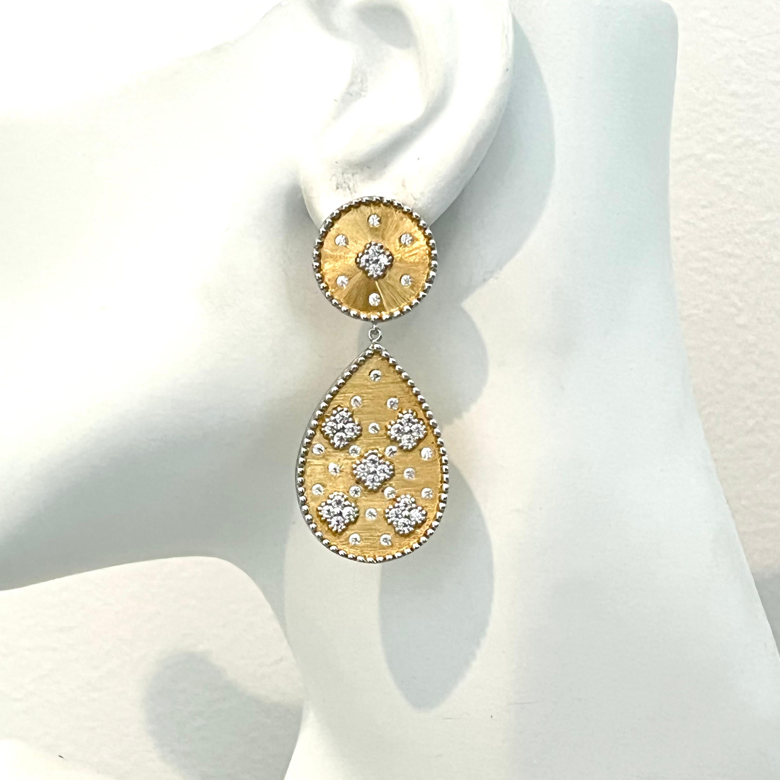 Contemporaneo Orecchini in vermeil a forma di pera con motivo a trifoglio Bijoux Num in vendita
