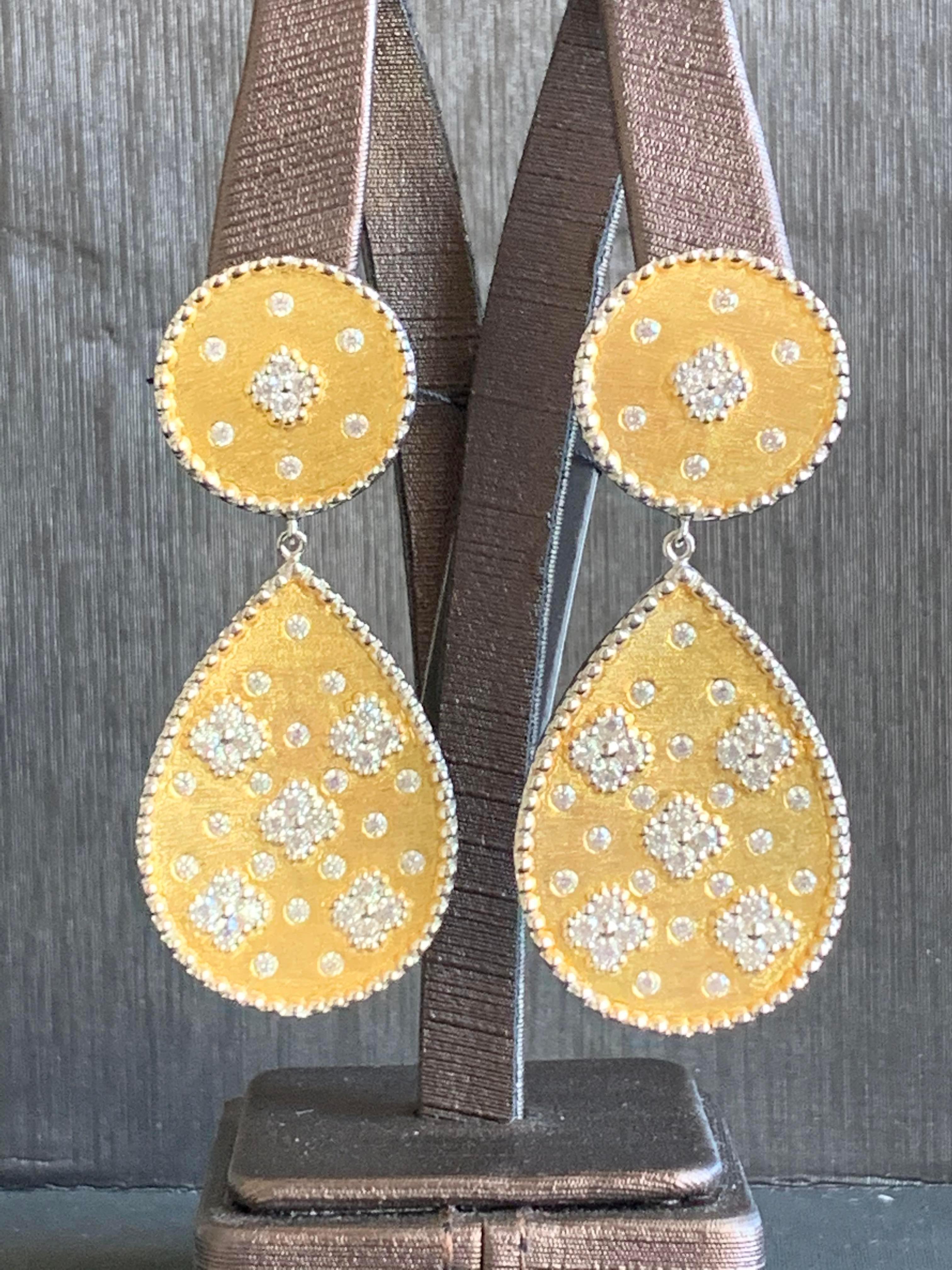 Bijoux Num Clover Pattern Pear Shape Drop Vermeil Earrings In New Condition In Los Angeles, CA
