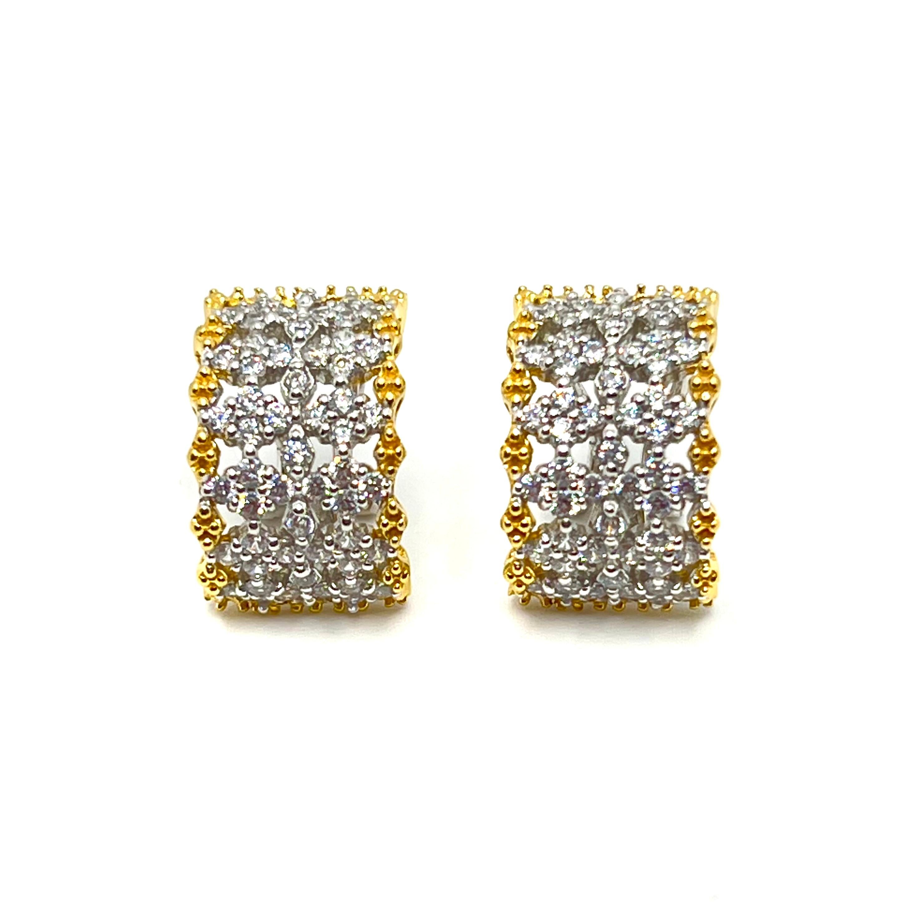 Stunning Bijoux Num Diamond-Pattern Half Hoop Vermeil Earrings

These fabulous earrings feature 108pcs of round simulated diamonds (AAA quality) handset in two-tone platinum rhodium and 18k yellow gold vermeil over sterling silver, small beads on
