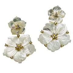 Bijoux Num : boucles d'oreilles pendantes en nacre en forme de fleur doublement sculptée