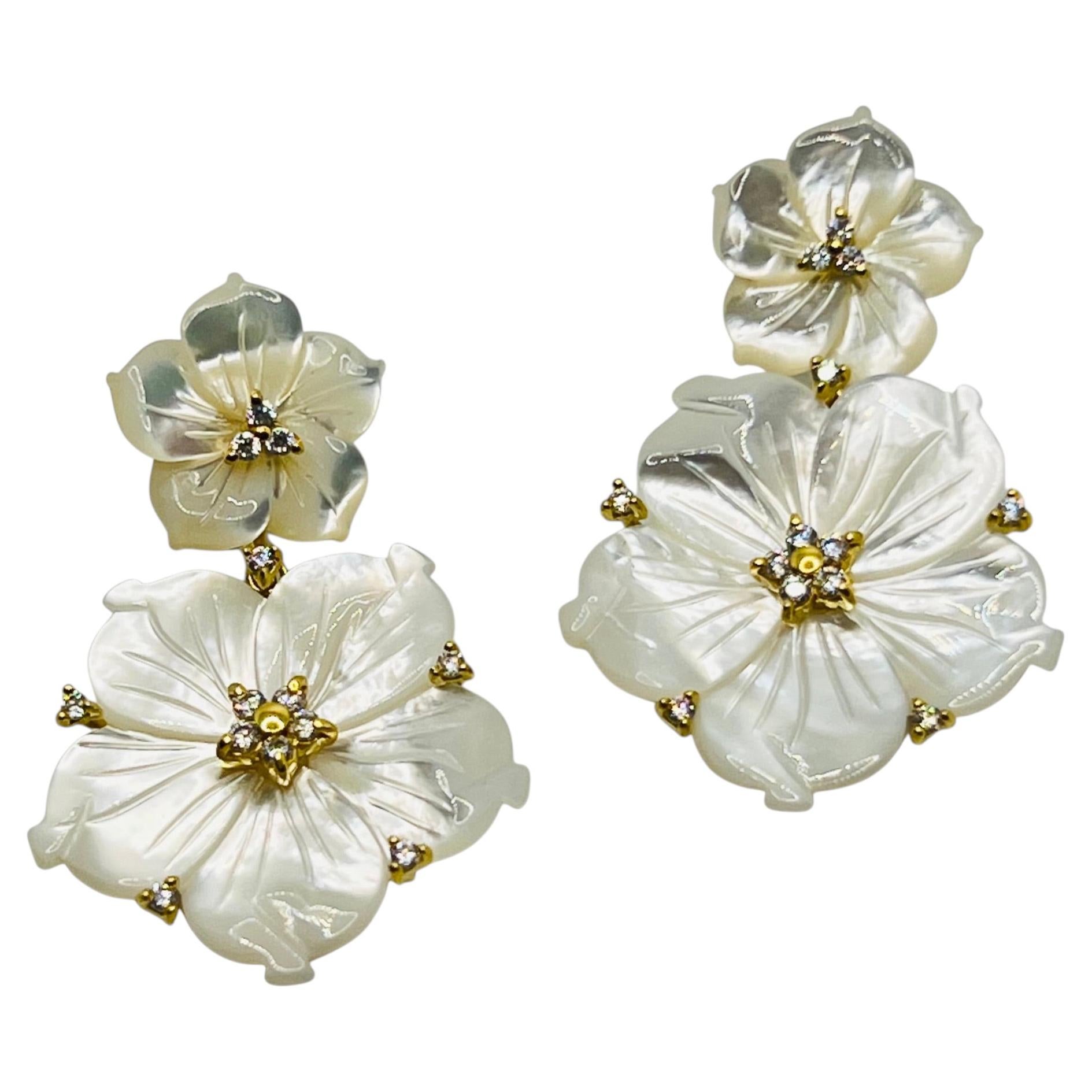 Bijoux Num: orecchini pendenti a forma di fiore in madreperla con doppio intaglio