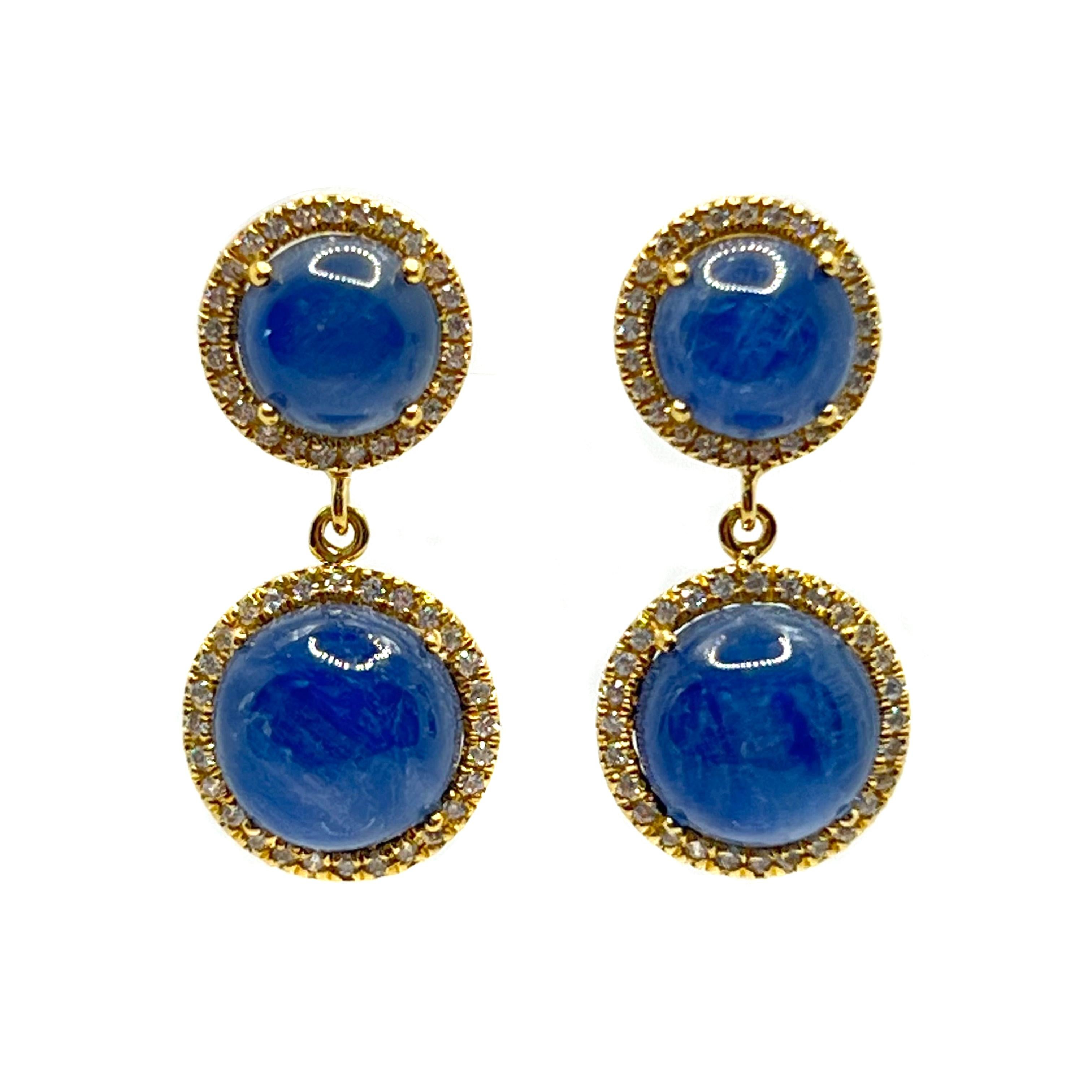 Questo bellissimo paio di orecchini presenta una serie di cianiti blu simili a zaffiri, ornati da diamanti simulati rotondi, incastonati in oro giallo vermeil 18 carati su argento sterling. Perno dritto con grandi supporti per orecchini che