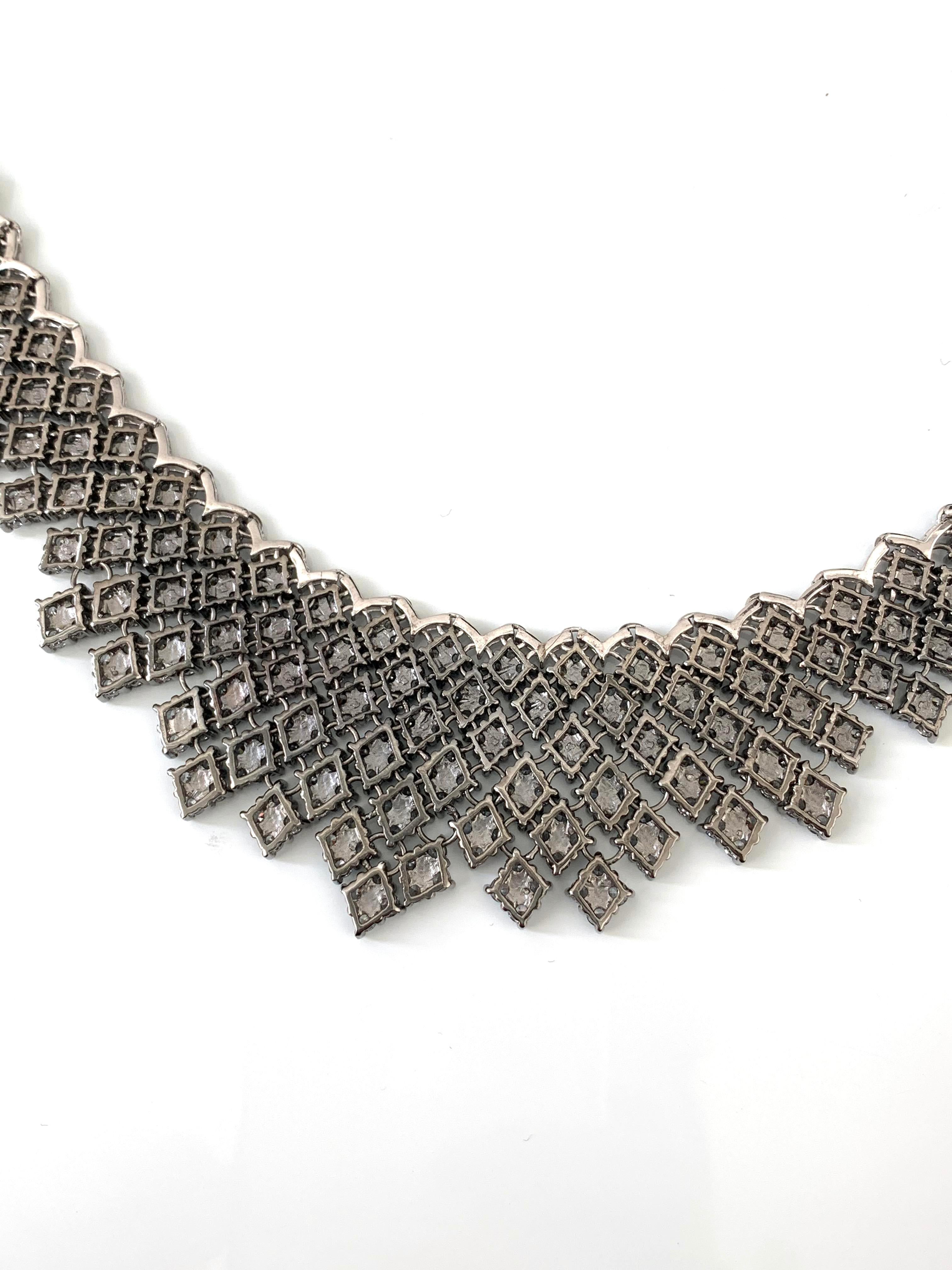 Contemporain Bijoux Collier bibe élégant en forme de diamant en zirconia cubique en vente