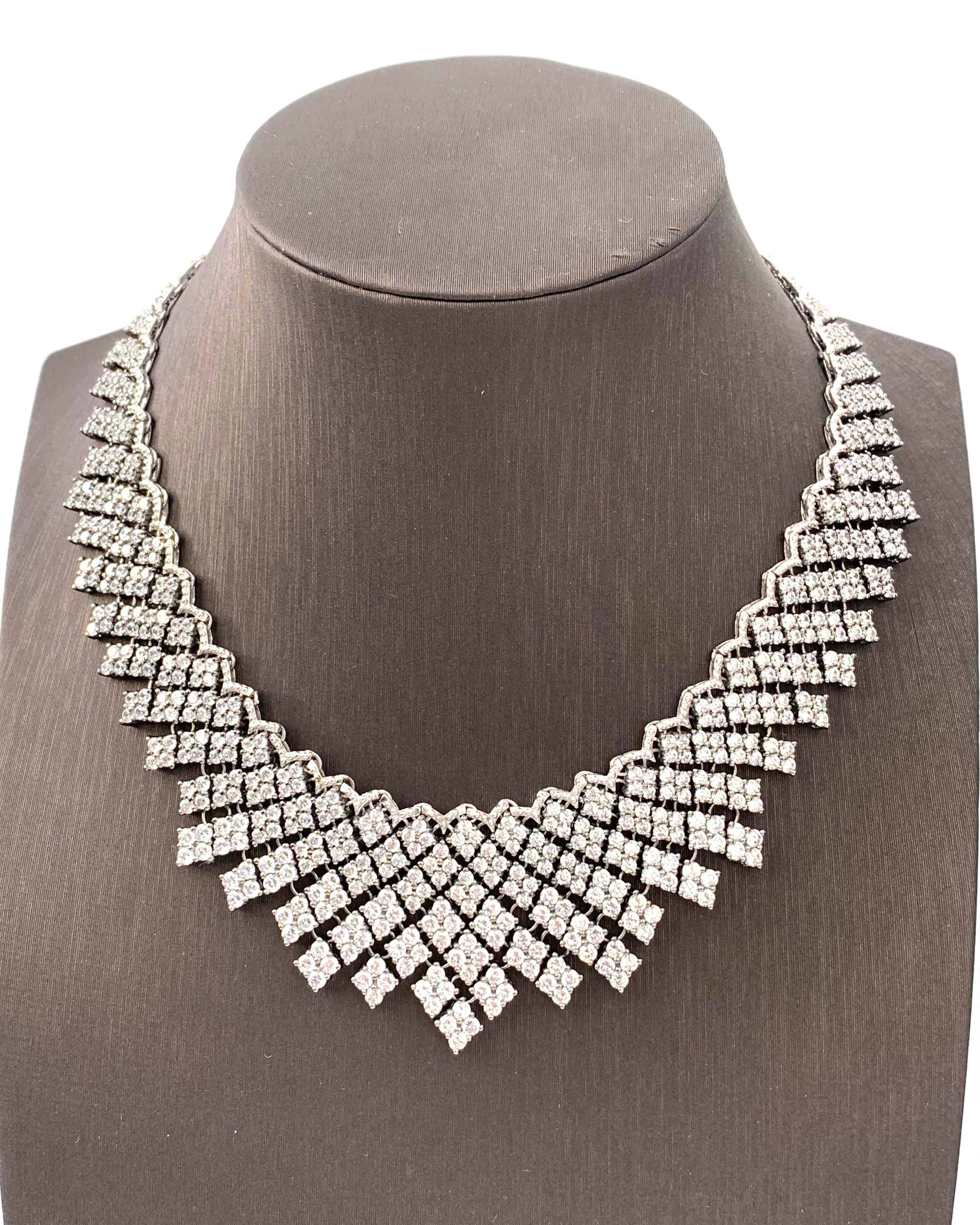 Bijoux Collier bibe élégant en forme de diamant en zirconia cubique Neuf - En vente à Los Angeles, CA