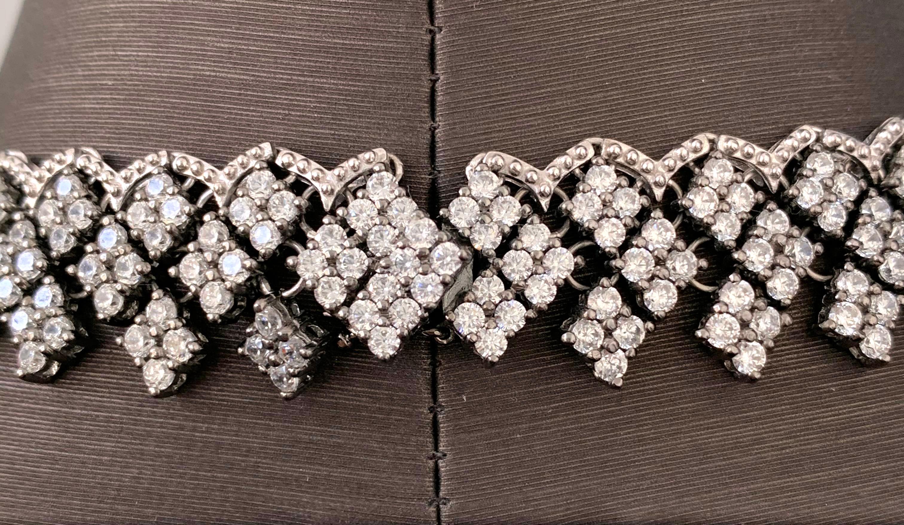 Donna Bijoux Num Elegante collana a pettorina con cubetti di zirconia a forma di diamante in vendita