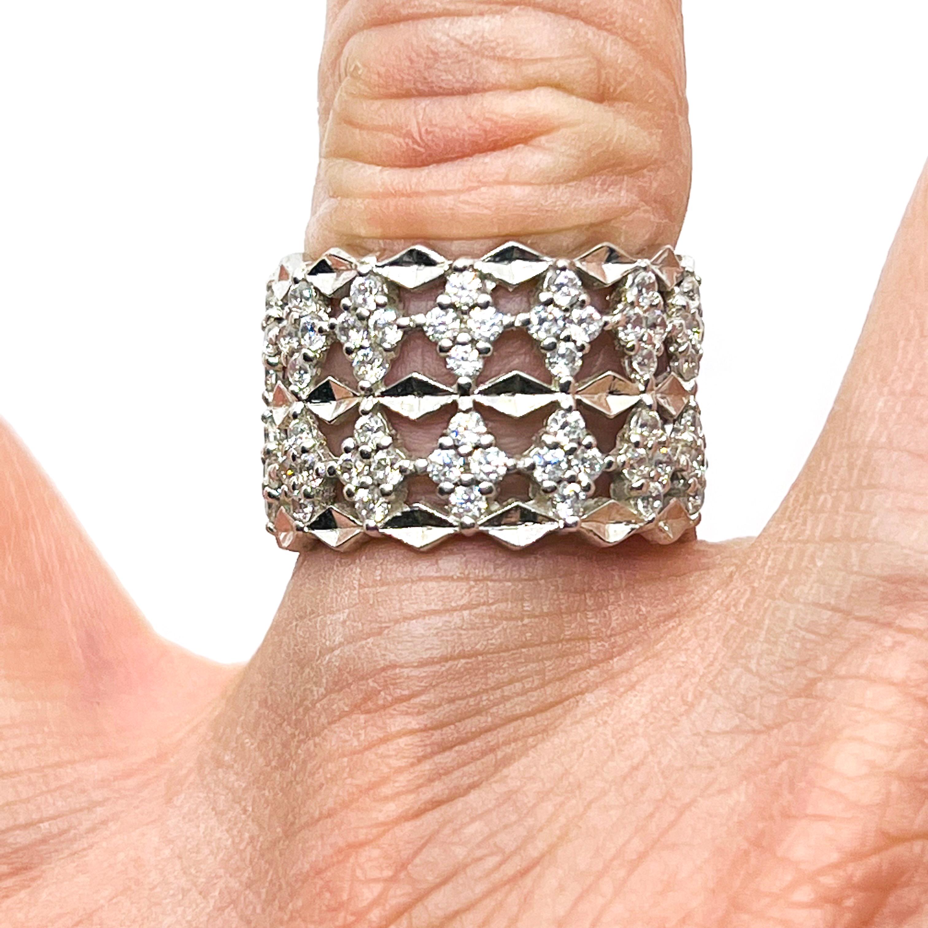 Taille ronde Bijoux Num Faux Diamond Bague à large anneau en argent sterling en vente