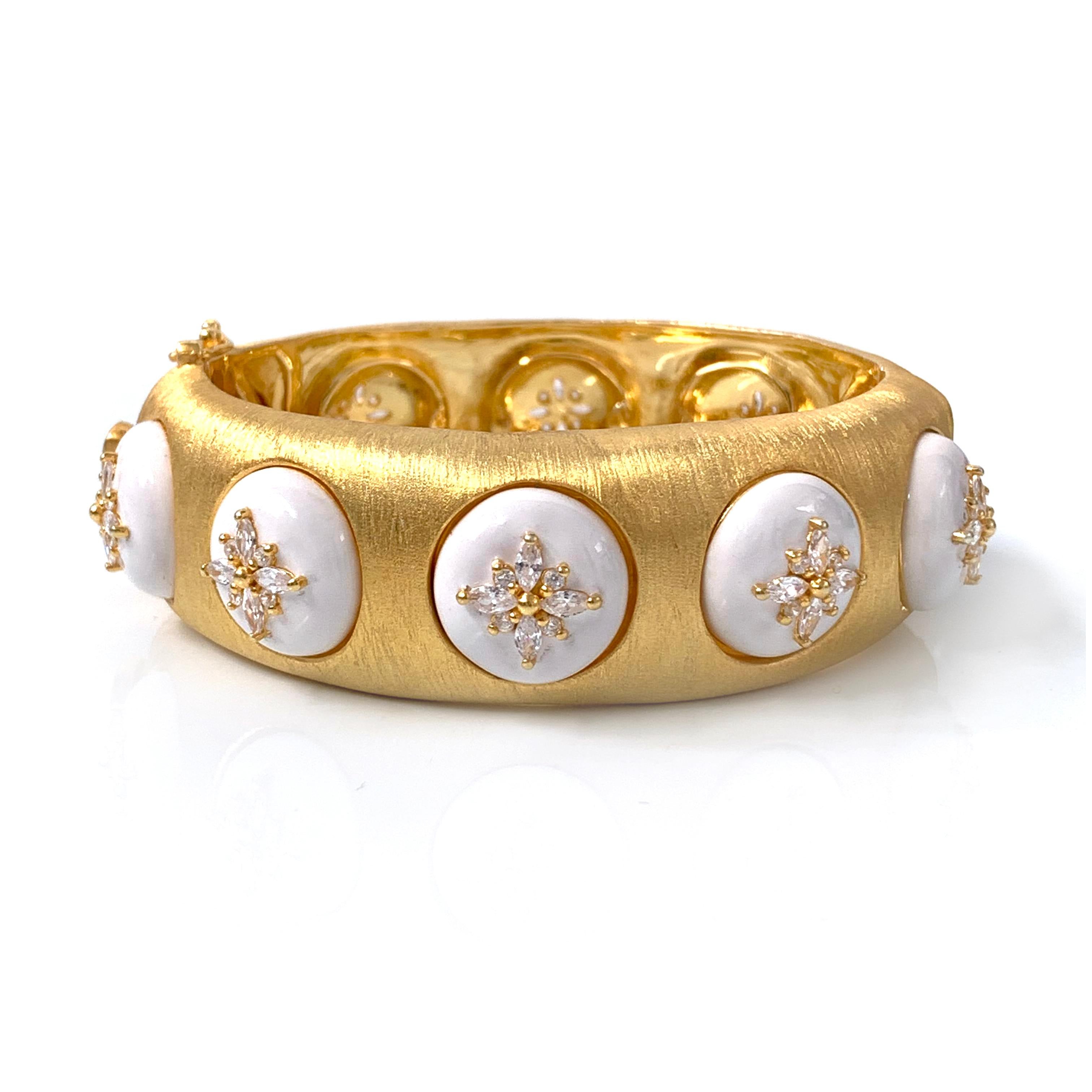 Bijoux Num fabuleux bracelet bangle en émail blanc vermeil à motif floral. Ce magnifique bracelet de style bombay comporte 80 pcs de diamants marquis et ronds simulés, de l'émail blanc fait à la main, de la technique de gravure italienne 