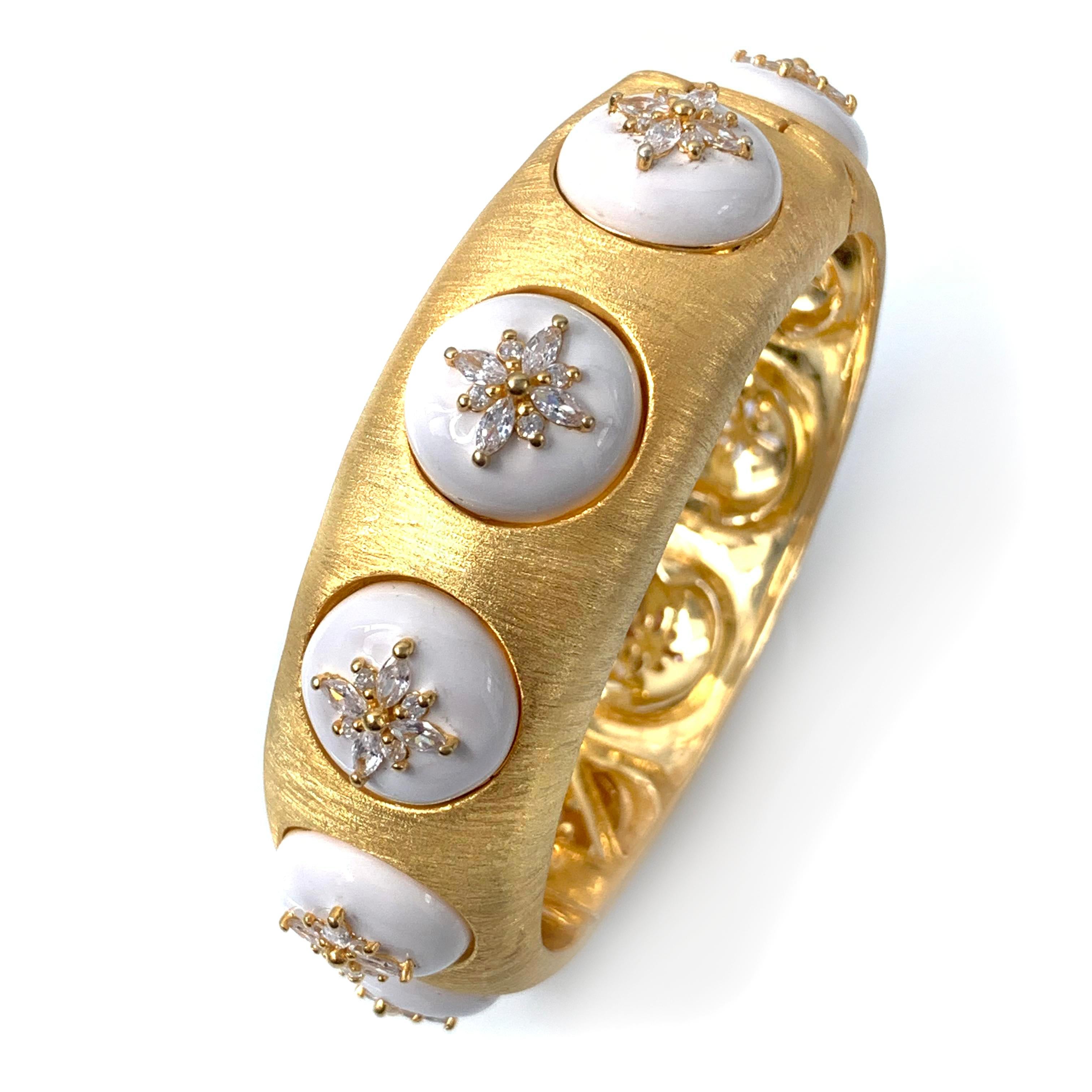 Contemporain Bijoux Bracelet jonc en émail blanc à motif de fleurs en forme de nœud en vente