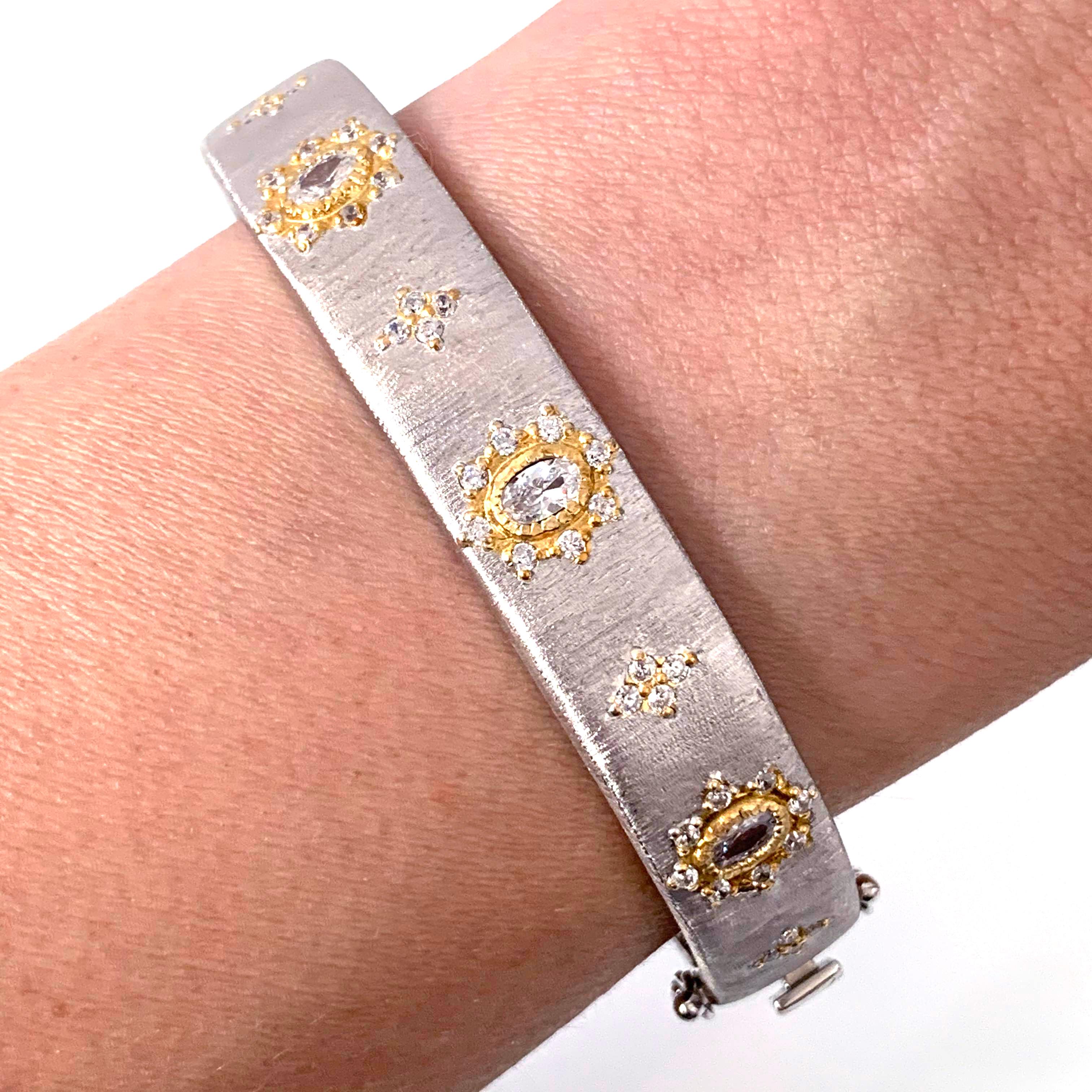Contemporary Bijoux Num Hand-engraved Star Pattern Two-tone Platinum & Vermei Bangle Bracelet