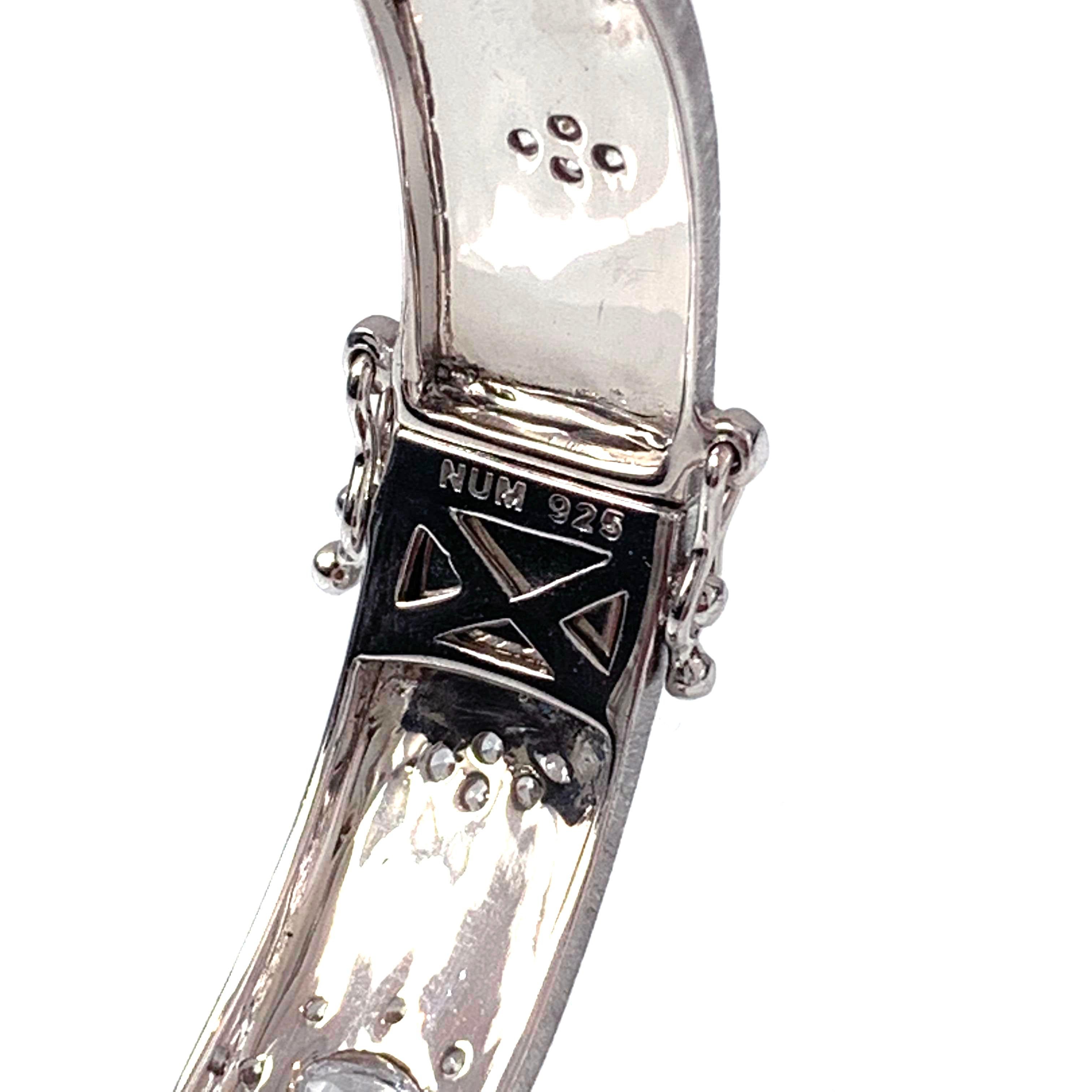 Bijoux Num Hand-engraved Star Pattern Two-tone Platinum & Vermei Bangle Bracelet In New Condition In Los Angeles, CA