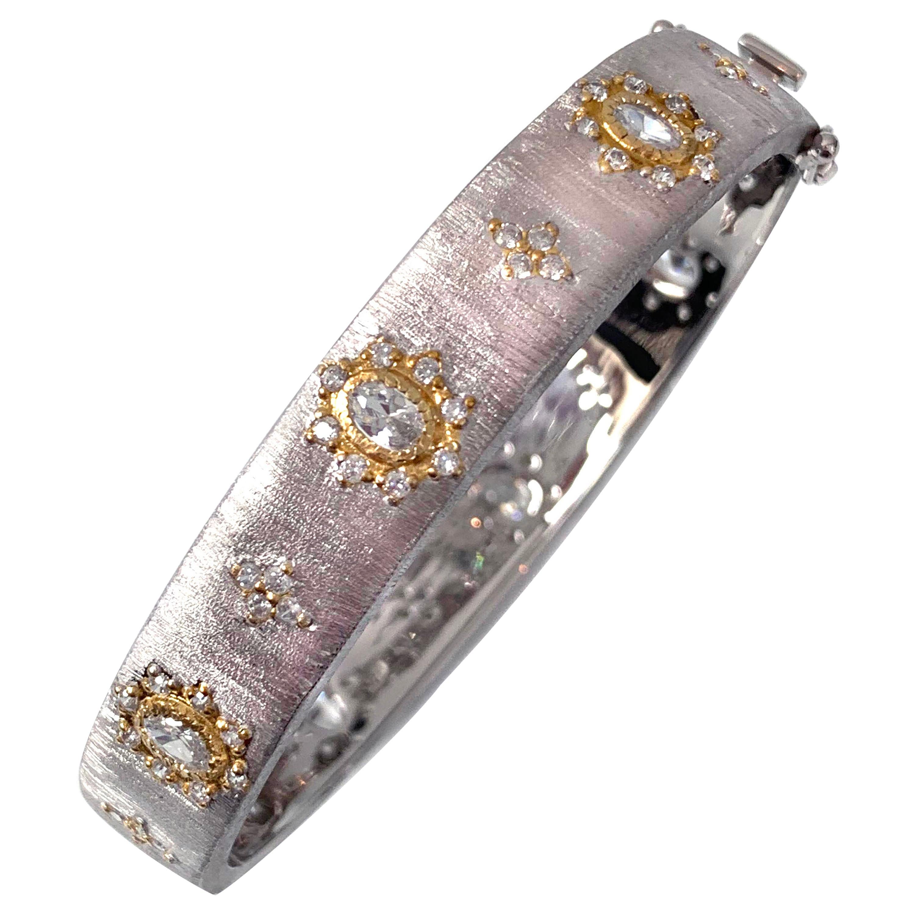 Bijoux Num Hand-engraved Star Pattern Two-tone Platinum & Vermei Bangle Bracelet