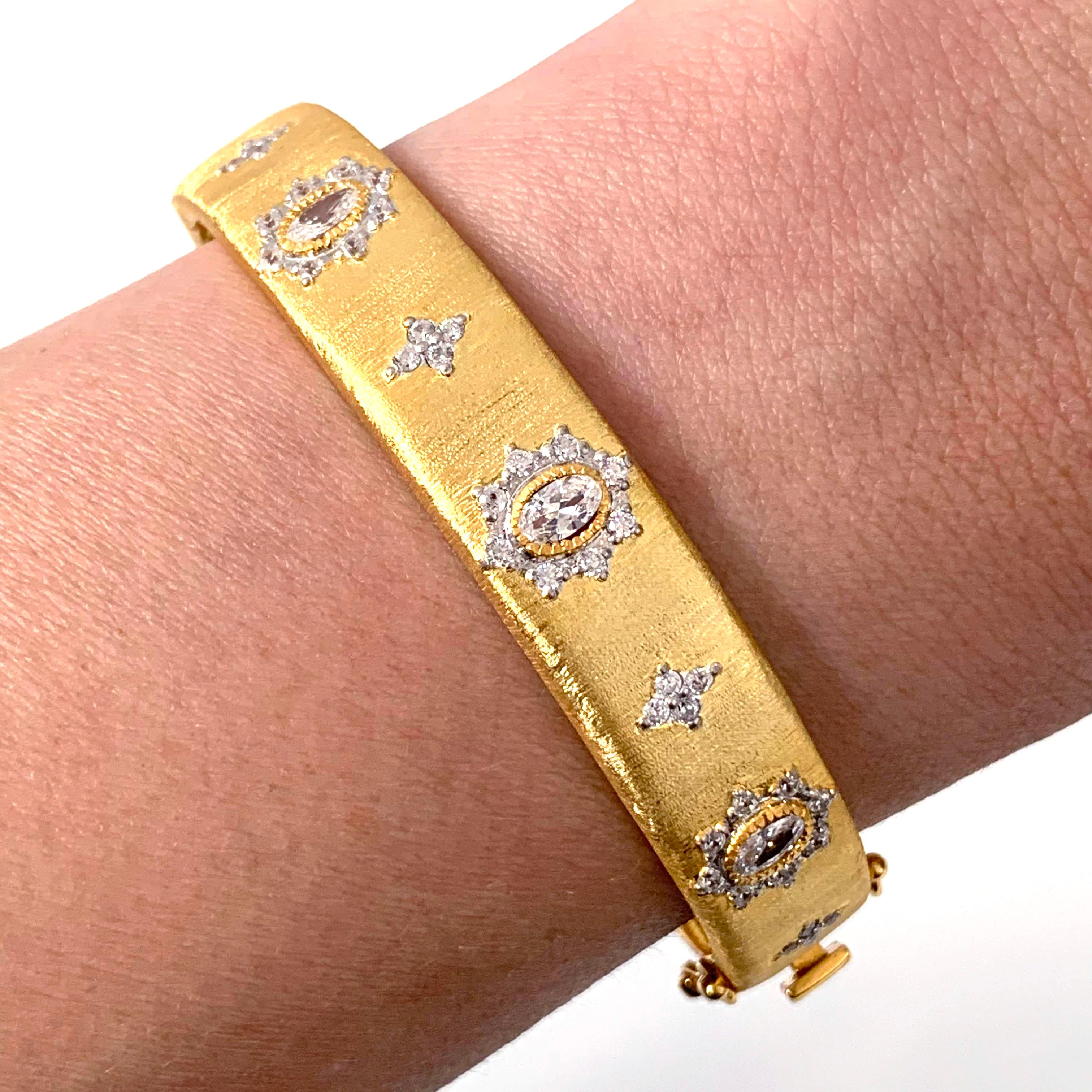 Taille ovale Bijoux Num Bracelet fin en vermeil gravé à la main d'un motif étoilé en vente