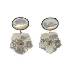 Bijoux Num Med : boucles d'oreilles pendantes ovales en nacre sculptée en forme de fleur