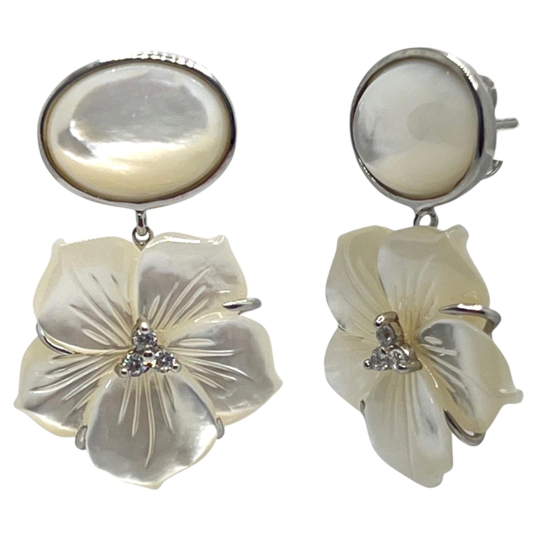 Bijoux Num Med : boucles d'oreilles pendantes ovales en nacre sculptée en forme de fleur