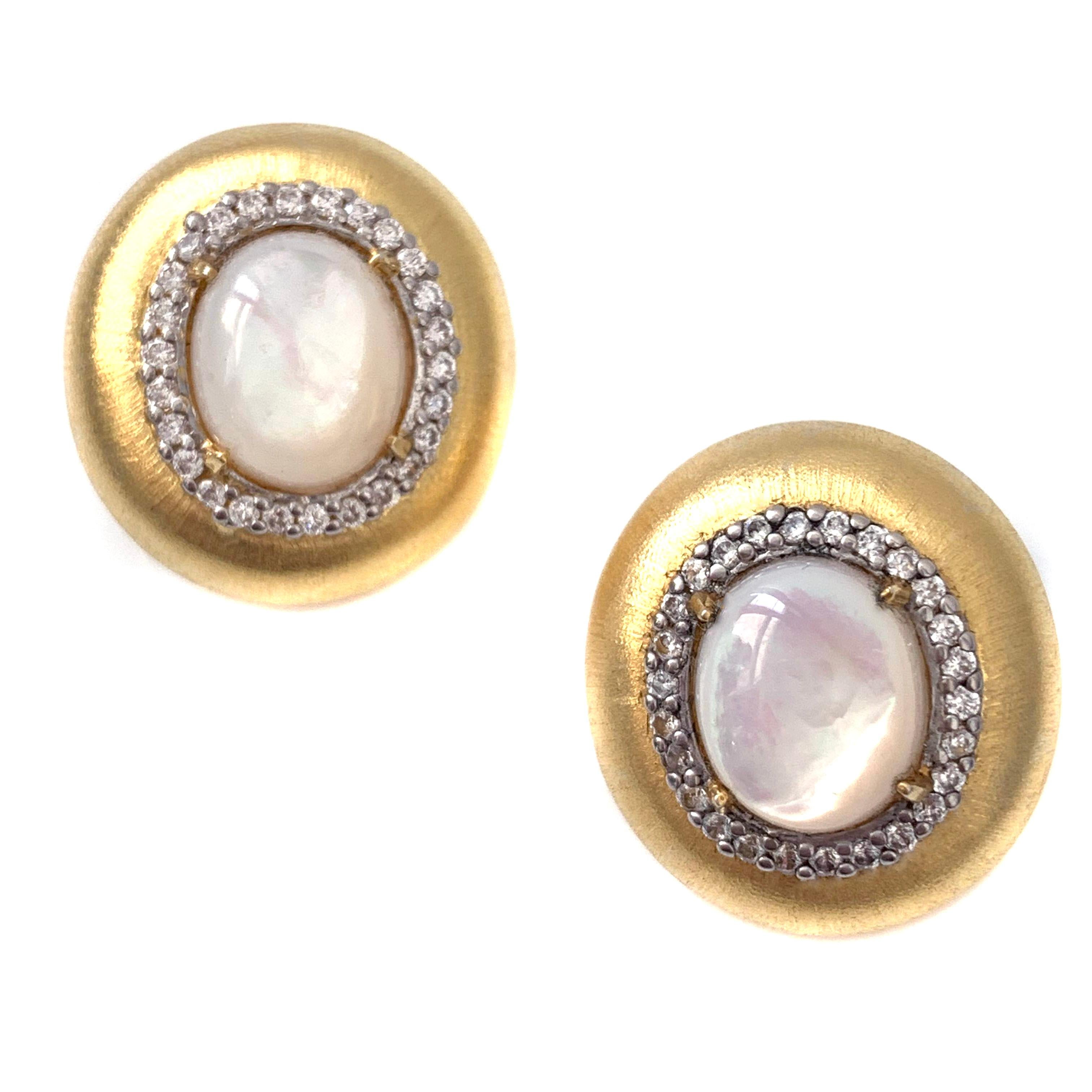 Bijoux Num Oval Mother of Pearl Vermeil Oval Button Clip-on Earrings

The earrings features lustrous oval cabochon cut mother of pearl and round simulated diamond cz, handset in 18k gold vermeil sterling silver, and handcrafted Italian Rigato ething